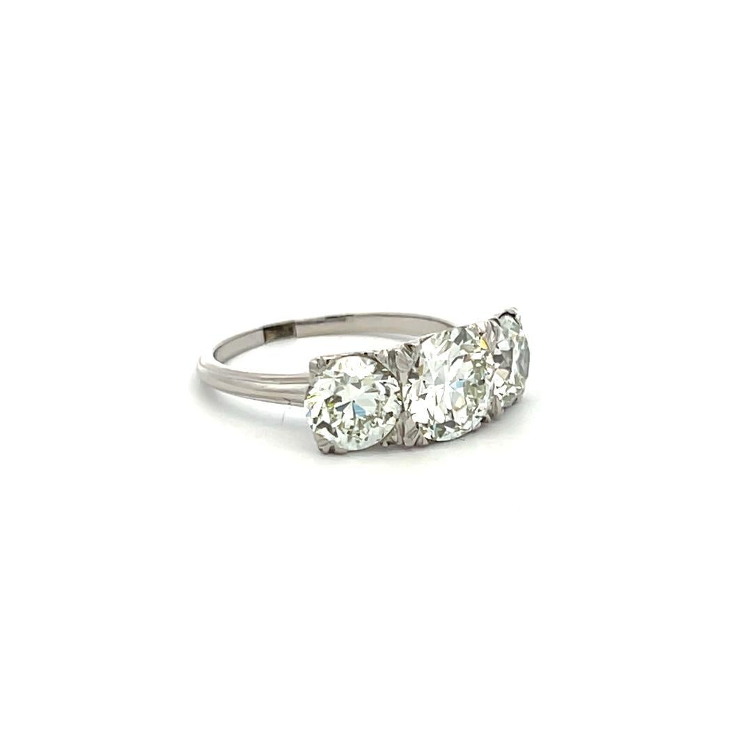 3.34 Carat Circular Brilliant Cut K-J SI1-VVS2 Diamond Platinum Three-Stone Ring en vente 5