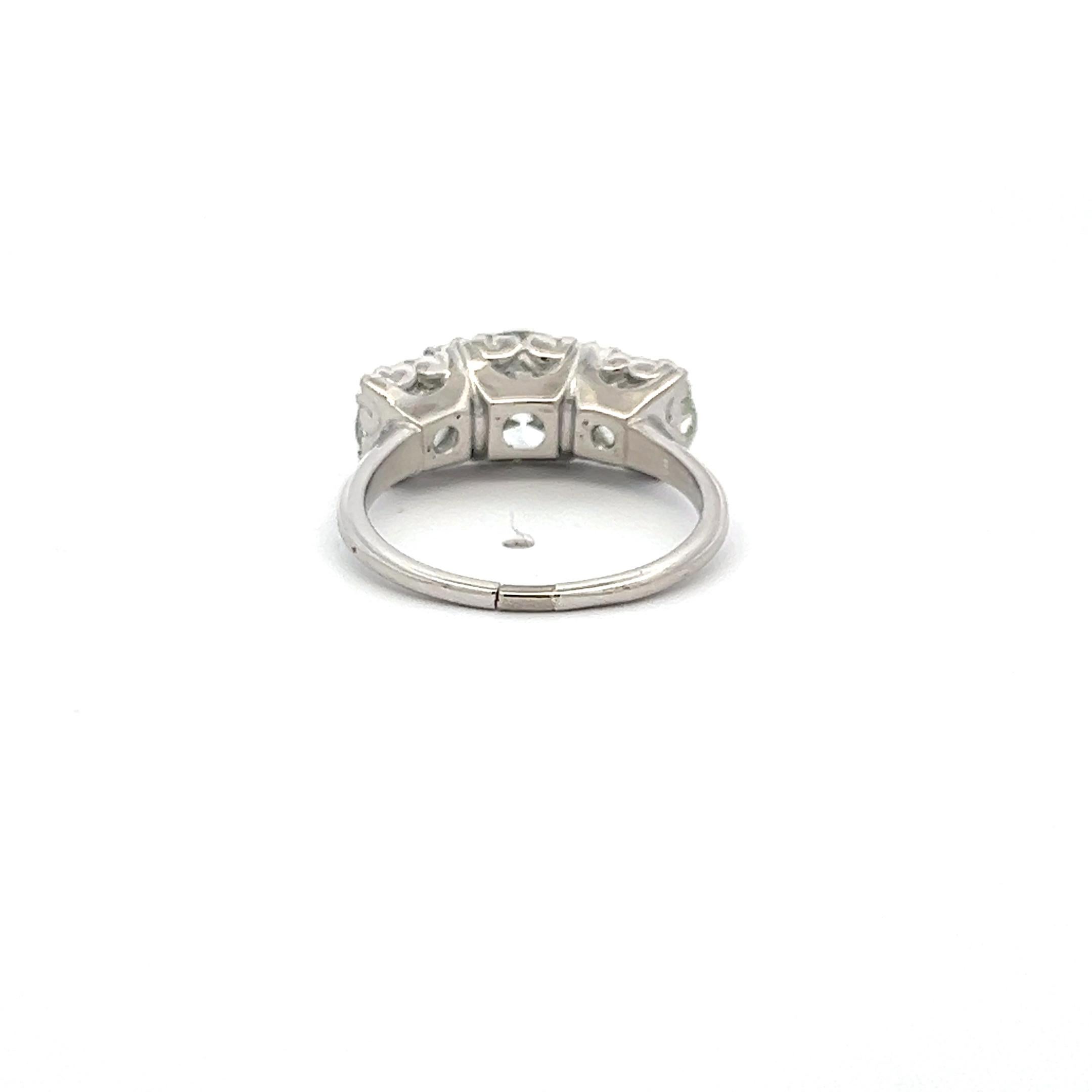 Taille brillant 3.34 Carat Circular Brilliant Cut K-J SI1-VVS2 Diamond Platinum Three-Stone Ring en vente