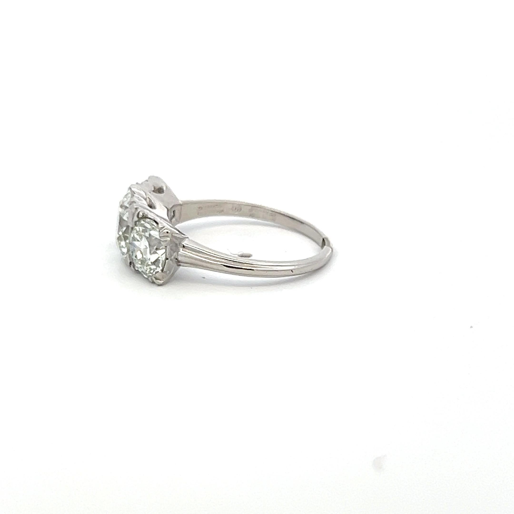 3.34 Carat Circular Brilliant Cut K-J SI1-VVS2 Diamond Platinum Three-Stone Ring Bon état - En vente à New York, NY