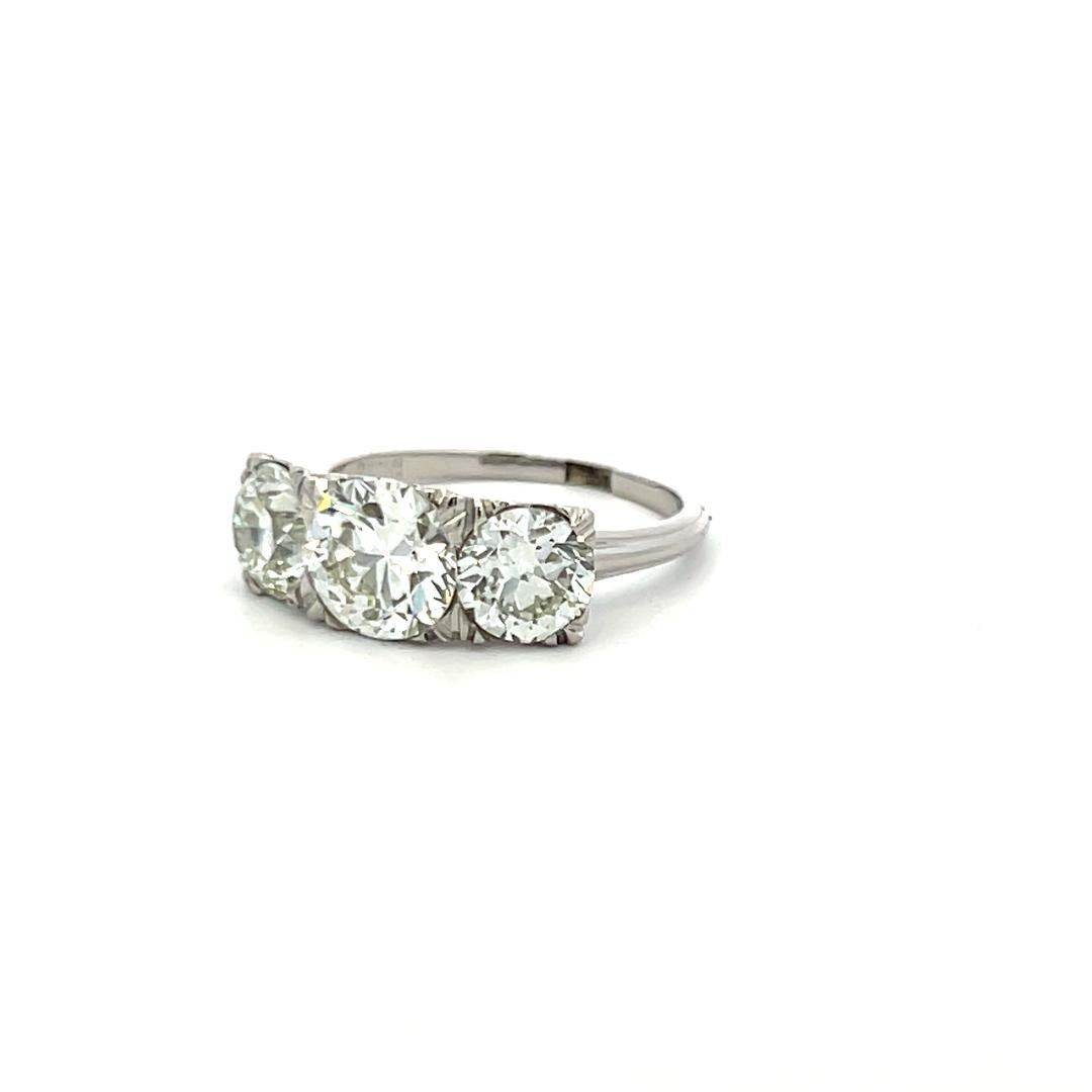 3.34 Carat Circular Brilliant Cut K-J SI1-VVS2 Diamond Platinum Three-Stone Ring en vente 1