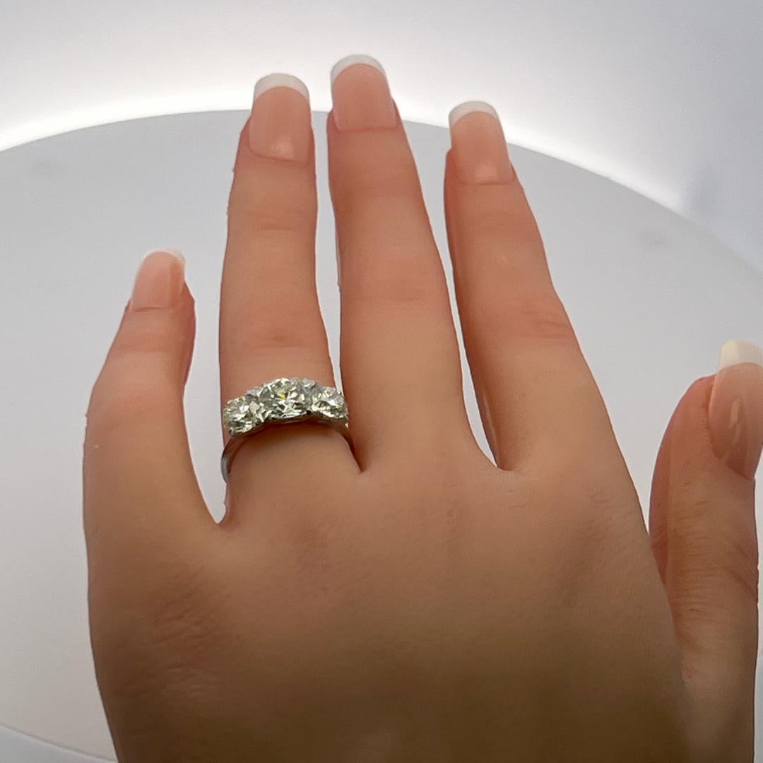 3.34 Carat Circular Brilliant Cut K-J SI1-VVS2 Diamond Platinum Three-Stone Ring en vente 2