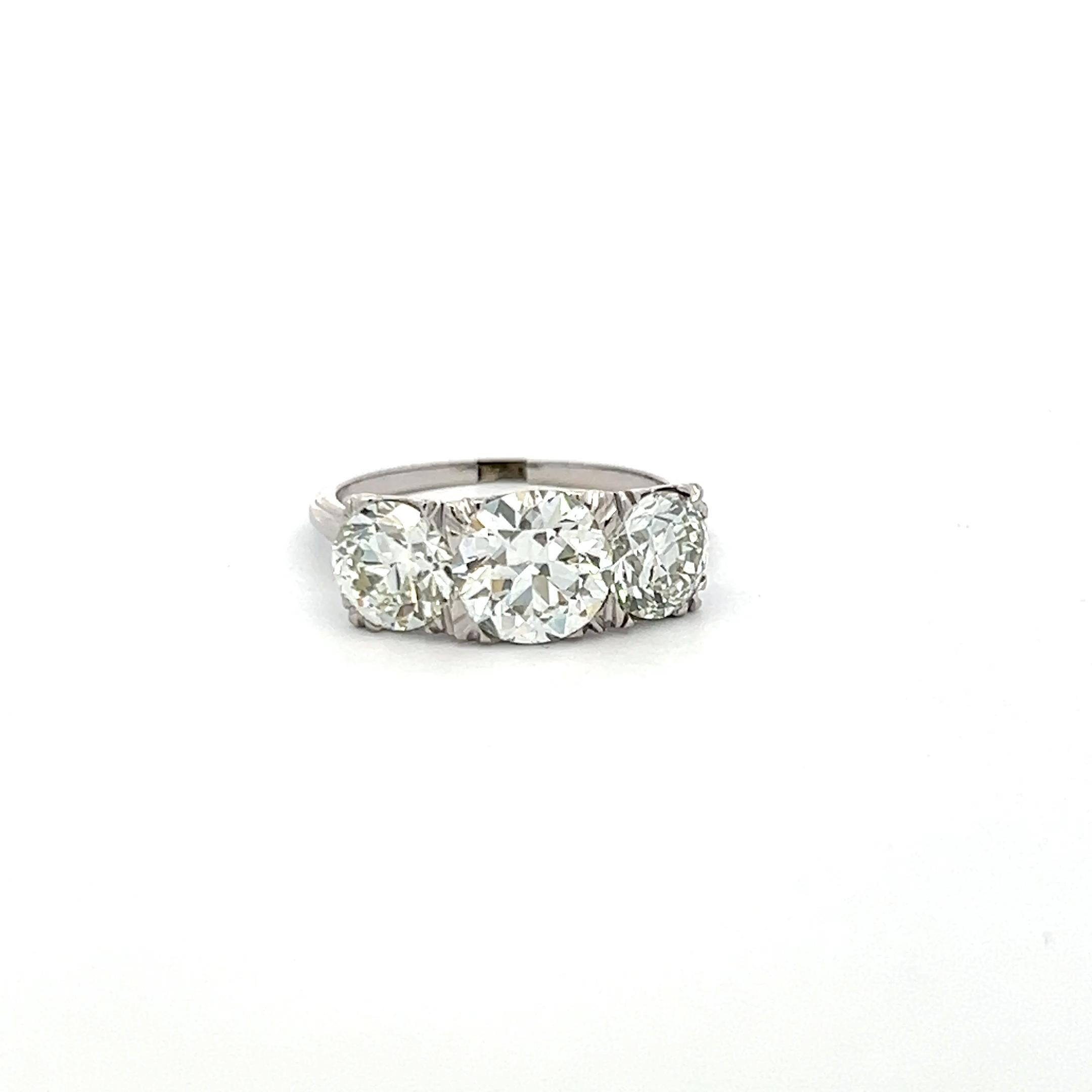 3.34 Carat Circular Brilliant Cut K-J SI1-VVS2 Diamond Platinum Three-Stone Ring en vente 3