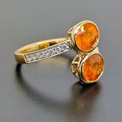 Anillo de oro amarillo con un diamante redondo y un granate «Fanta» de 3.34 quilates