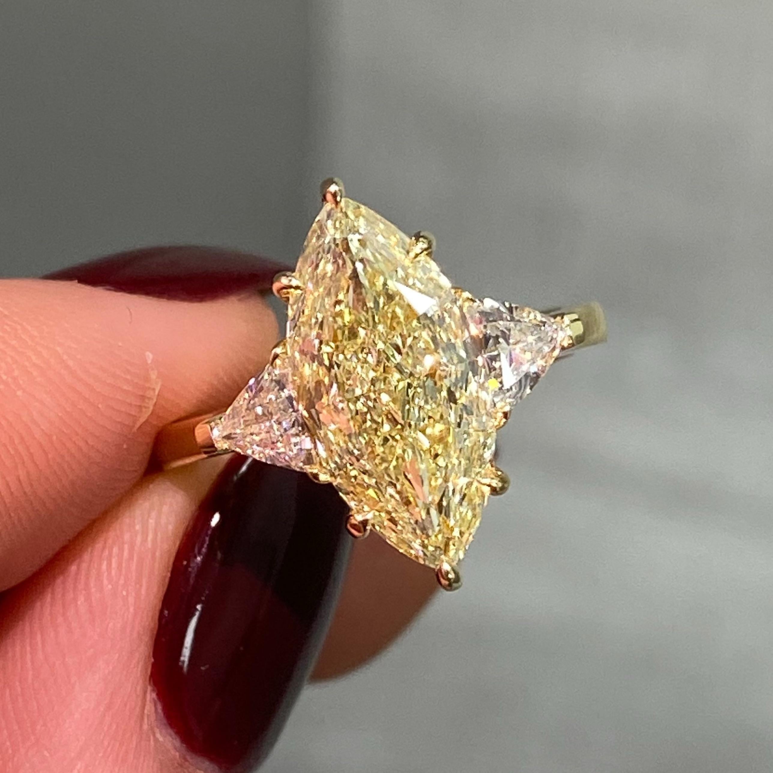 3,34 Karat Zentrum 
Hellgelb (Bereich W-X)
Diamant im Marquise-Schliff
Sehr guter und guter Schnitt
VS2 Klarheit 
0,64 Karat G VS+ Halbmonde
Handgefertigt in NYC 
Gefertigt aus 18k Gelbgold
GIA-zertifizierter Diamant

Bei Rare Colors können Sie die