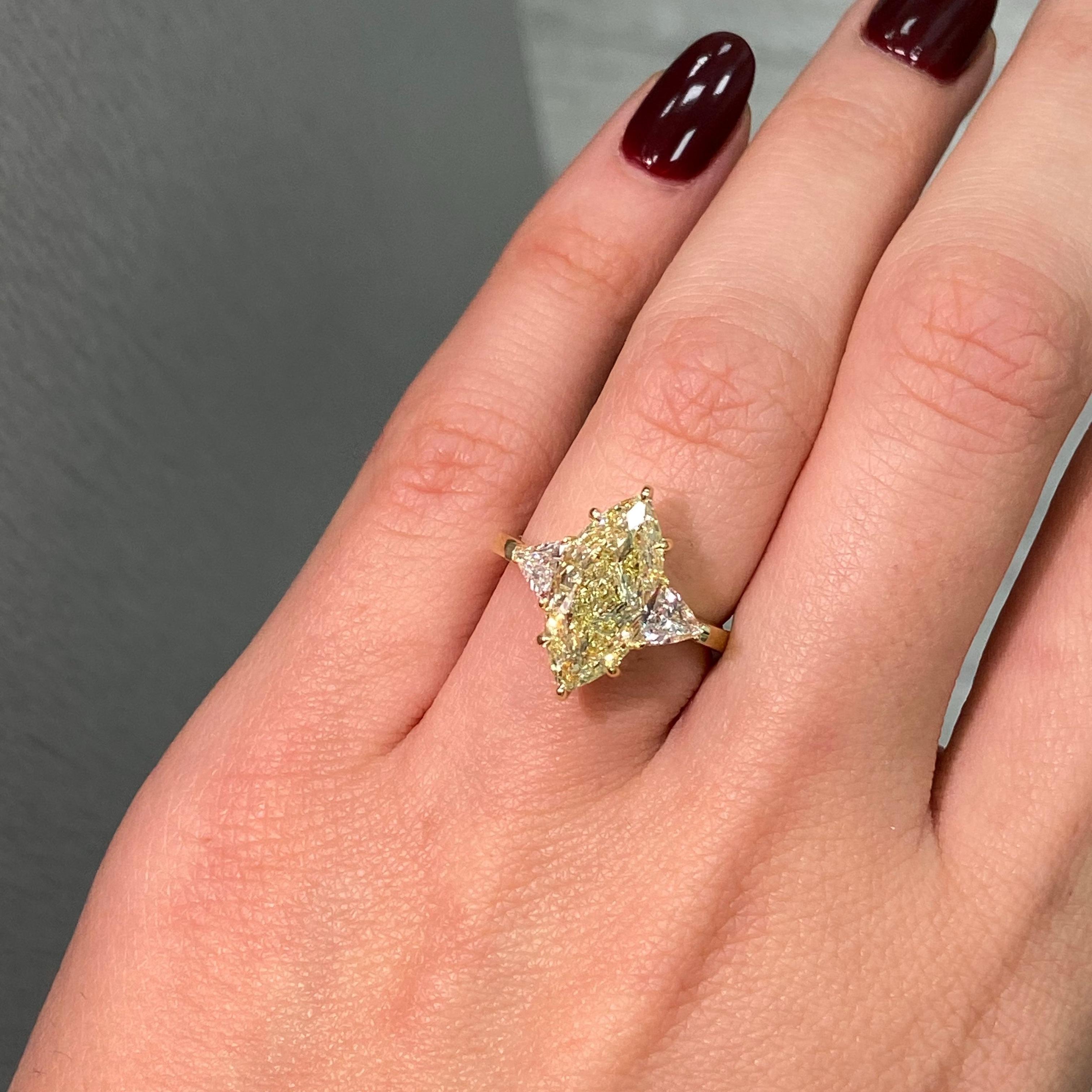 Seltener Farbe 3,34 Karat Hellgelber Diamantring mit drei Steinen im Marquise-Schliff (Marquiseschliff)