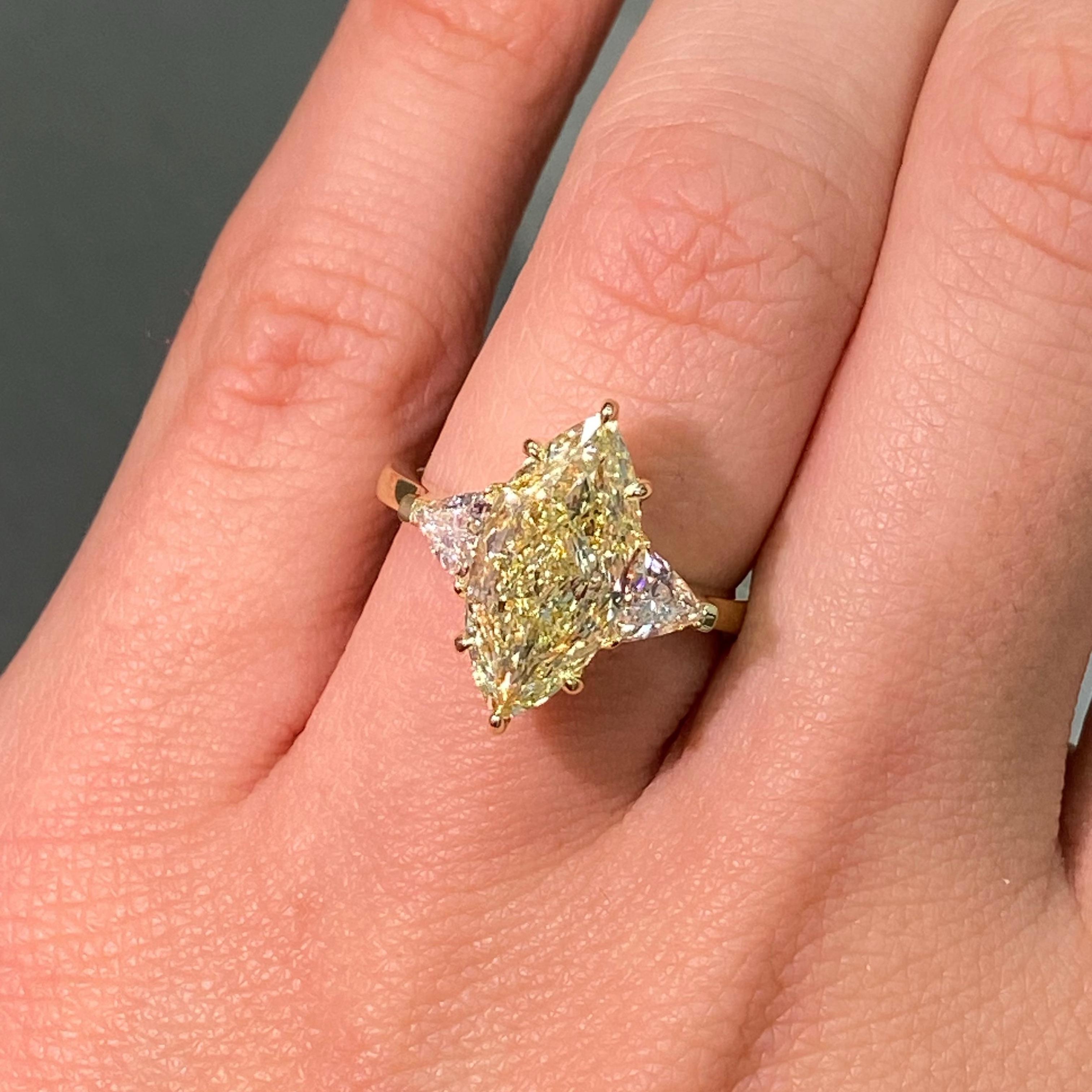 Seltener Farbe 3,34 Karat Hellgelber Diamantring mit drei Steinen im Marquise-Schliff im Zustand „Neu“ in New York, NY
