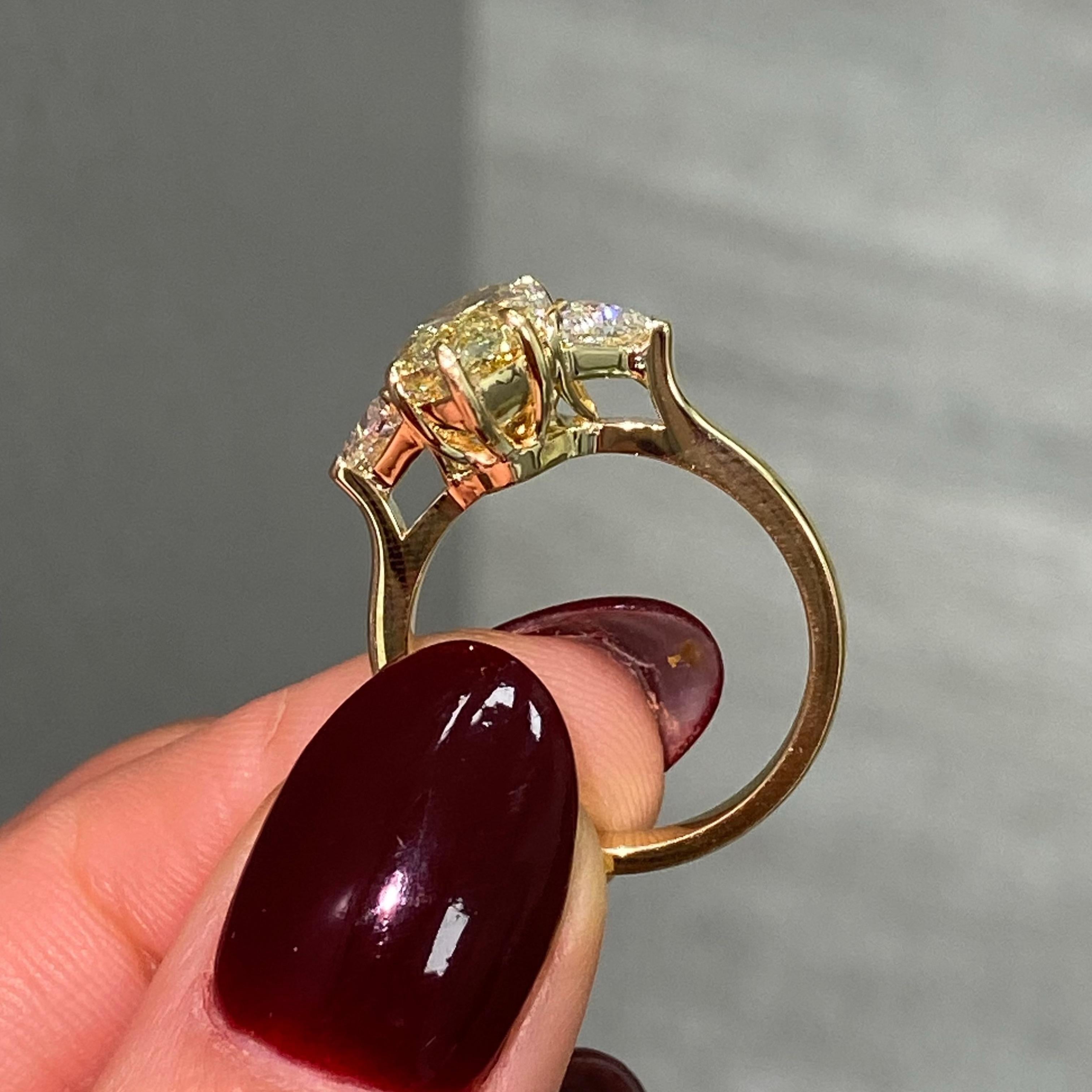 Seltener Farbe 3,34 Karat Hellgelber Diamantring mit drei Steinen im Marquise-Schliff Damen