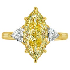 Seltener Farbe 3,34 Karat Hellgelber Diamantring mit drei Steinen im Marquise-Schliff