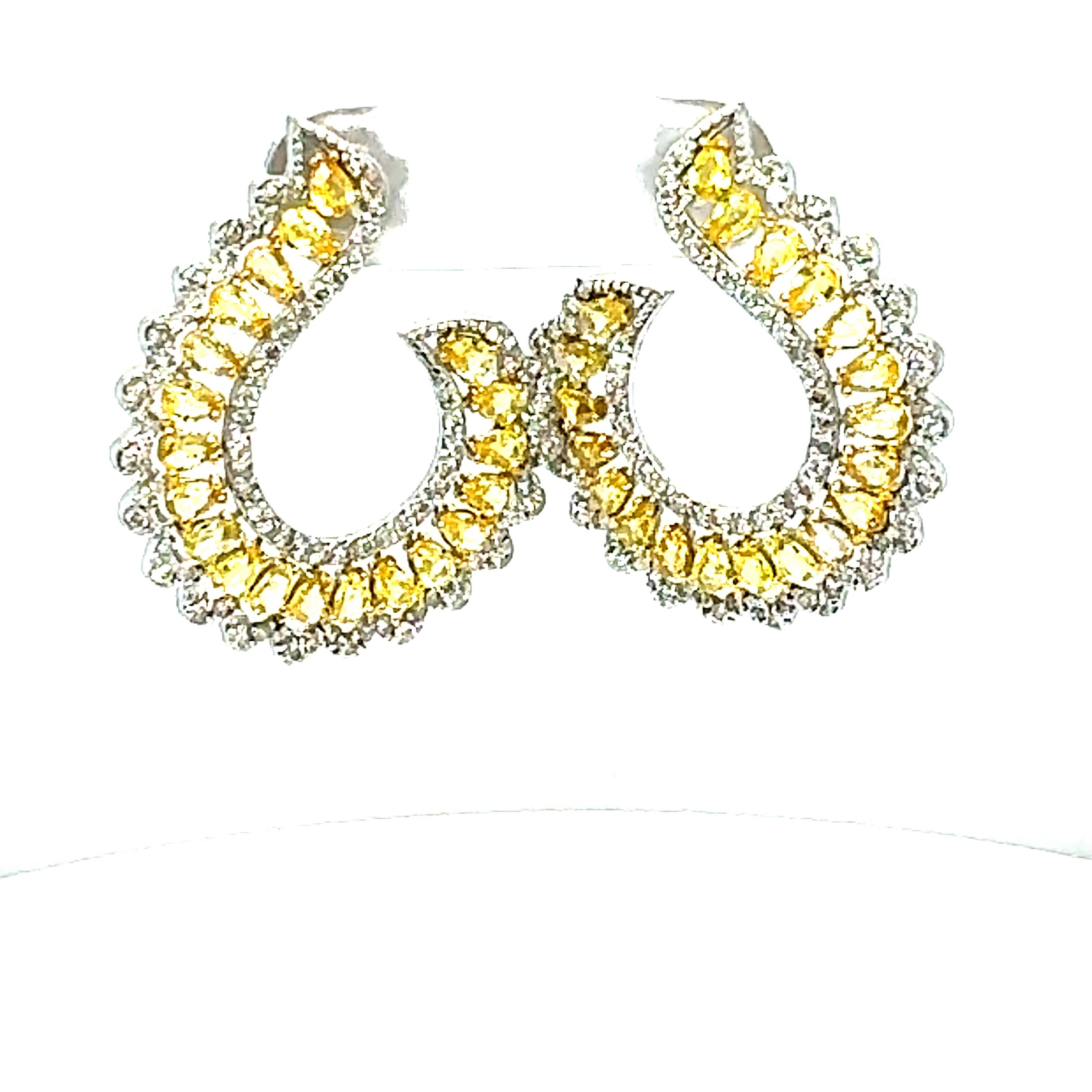 Orecchini in oro bianco con zaffiro giallo e diamante da 3.34 carati con taglio a pera

Questi bellissimi orecchini a goccia hanno 42 zaffiri gialli taglio pera che pesano 2,42 carati. Sono circondati da 170 diamanti taglio rotondo del peso di 0,92