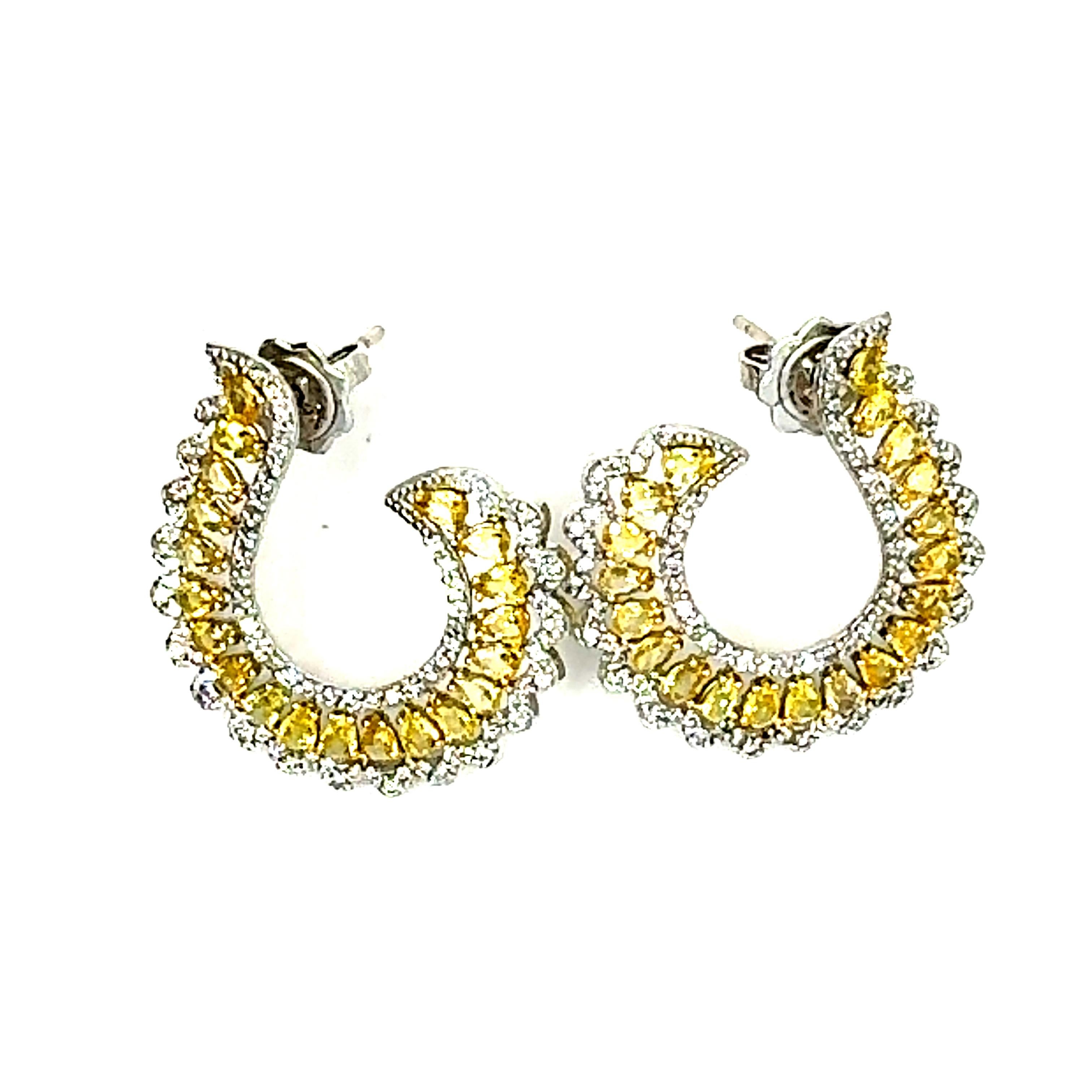 Contemporaneo Orecchini in oro bianco con zaffiro giallo e diamante da 3.34 carati con taglio a pera in vendita