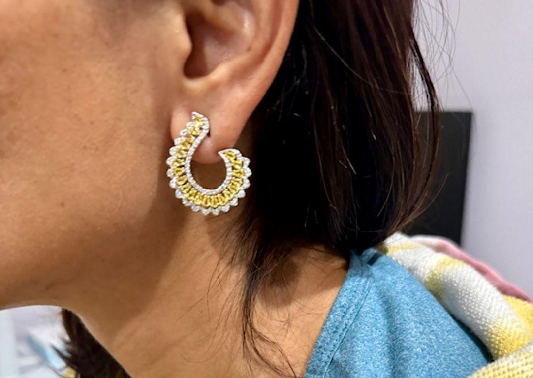 Donna Orecchini in oro bianco con zaffiro giallo e diamante da 3.34 carati con taglio a pera in vendita