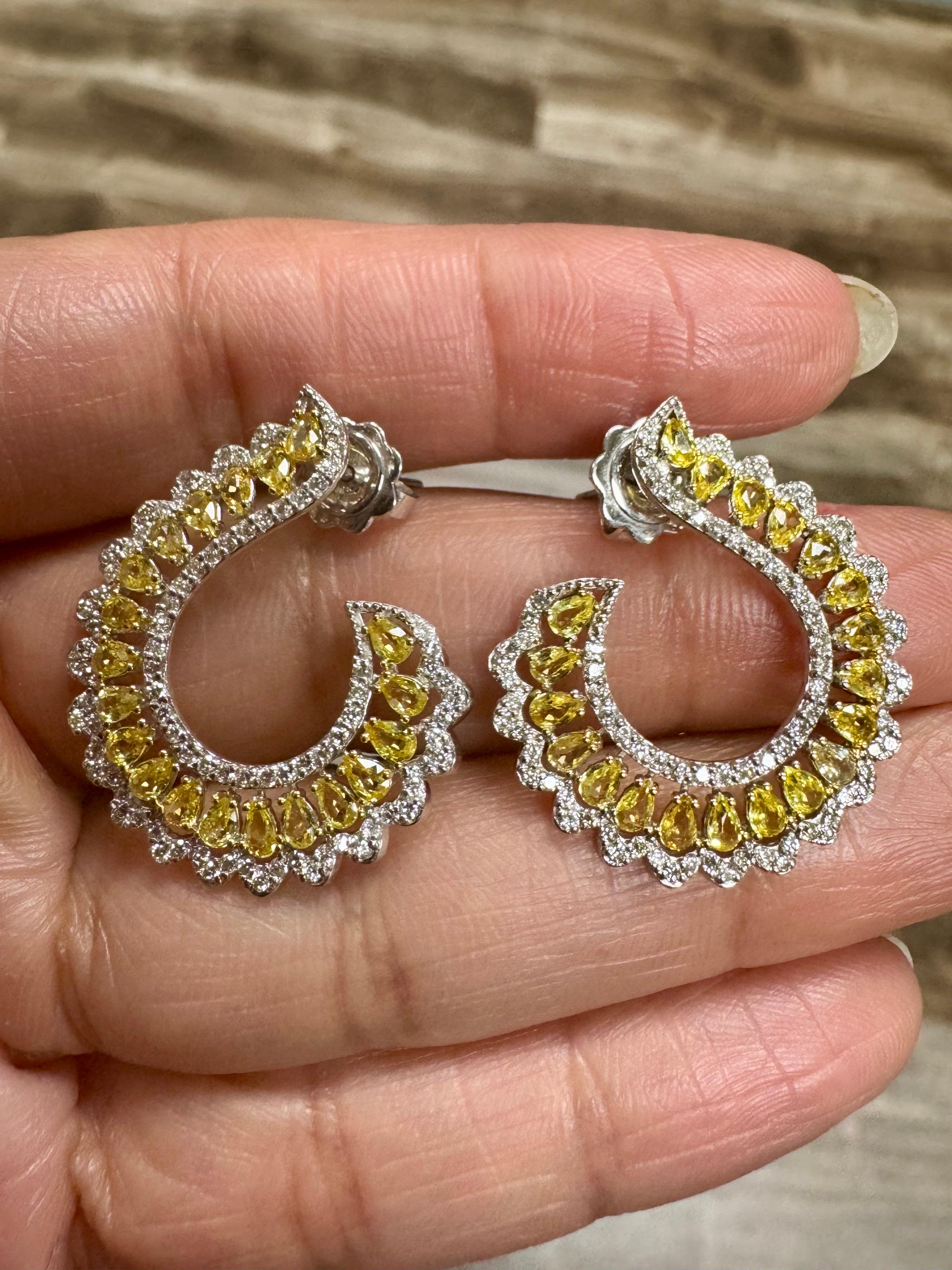 Orecchini in oro bianco con zaffiro giallo e diamante da 3.34 carati con taglio a pera in vendita 2