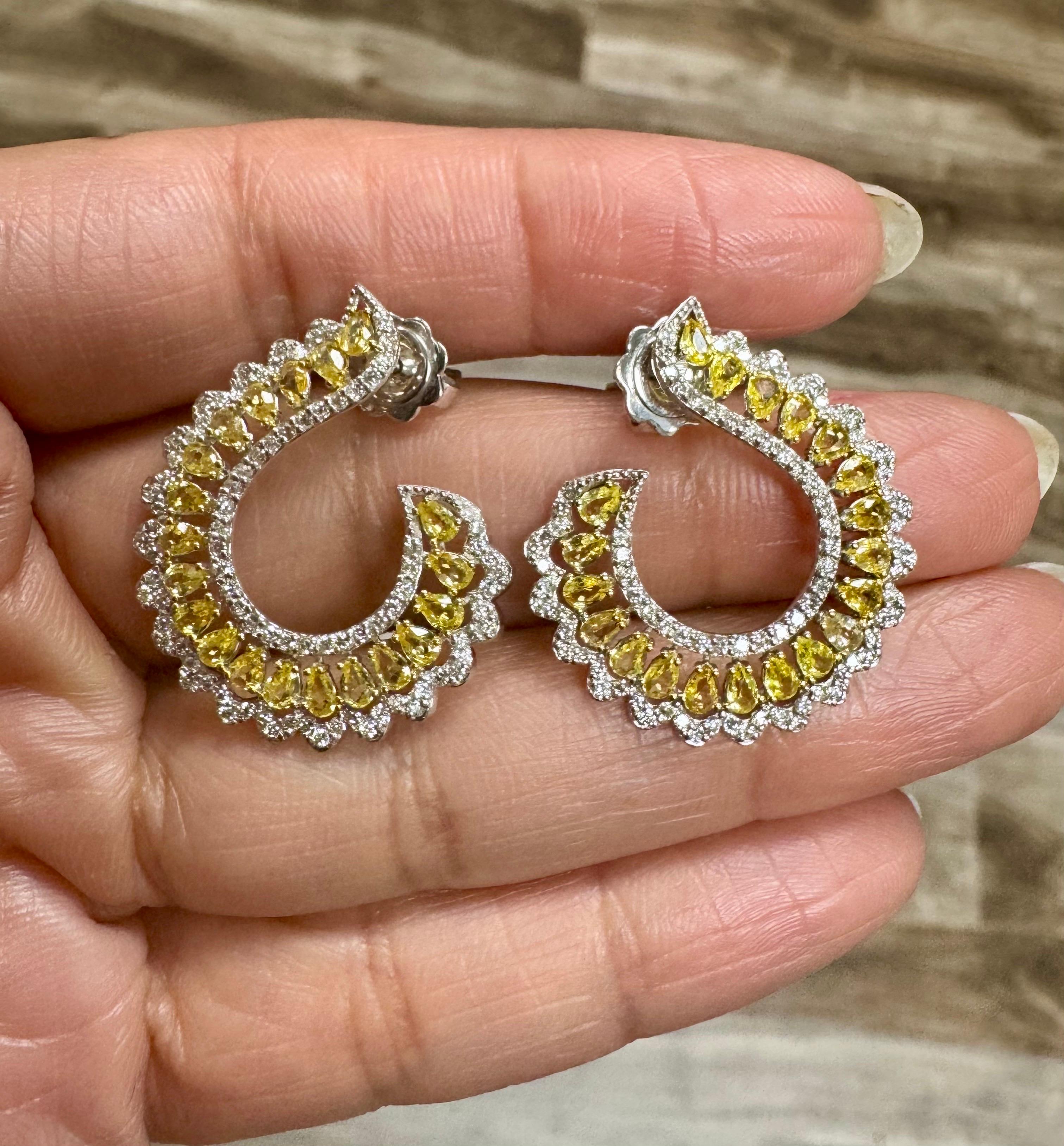 Orecchini in oro bianco con zaffiro giallo e diamante da 3.34 carati con taglio a pera in vendita 3