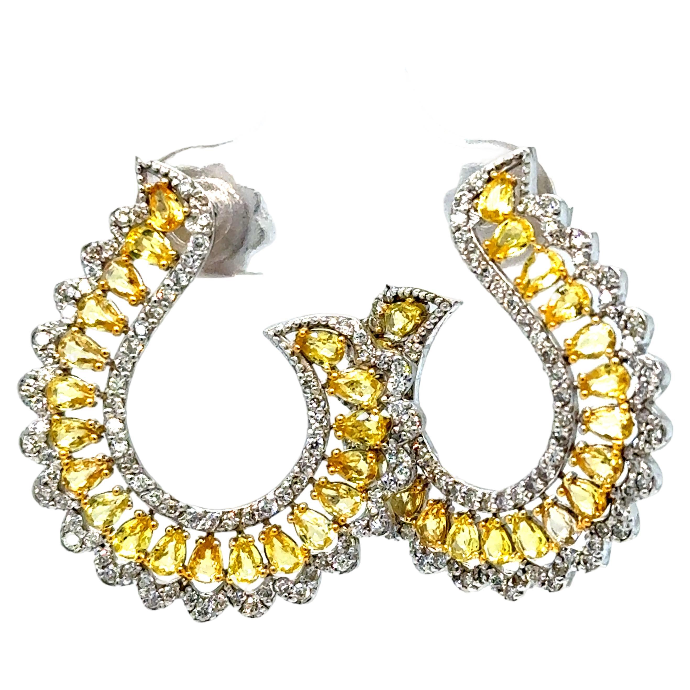 Orecchini in oro bianco con zaffiro giallo e diamante da 3.34 carati con taglio a pera in vendita