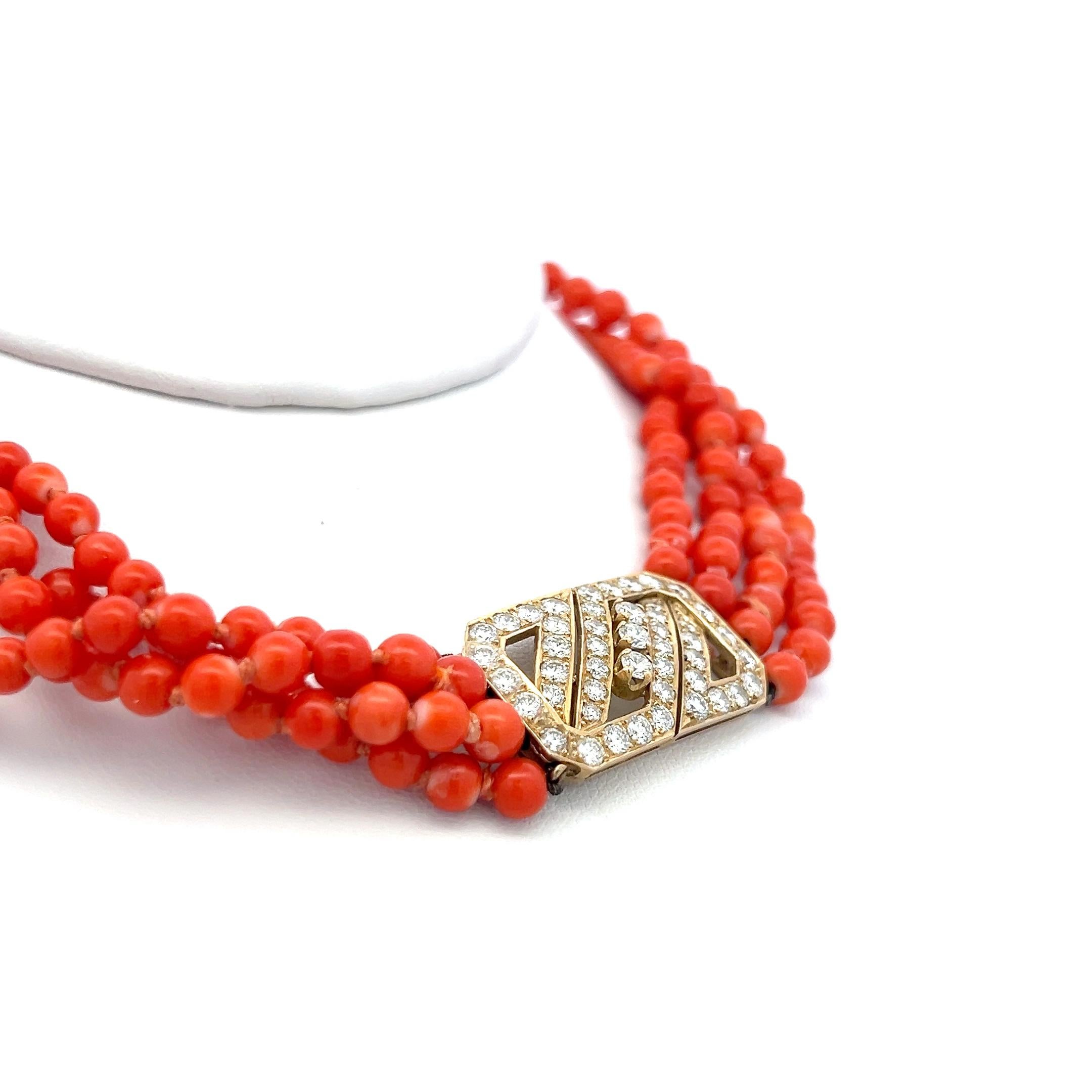 Collana girocollo in oro giallo 14 carati con diamante rotondo da 3,34 carati e corallo da 4 a 4,50 millimetri In condizioni buone in vendita a New York, NY