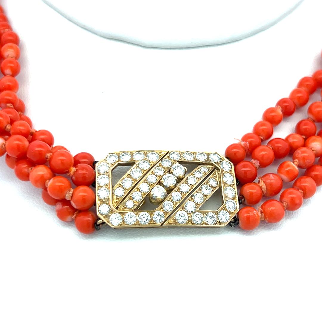 Collana girocollo in oro giallo 14 carati con diamante rotondo da 3,34 carati e corallo da 4 a 4,50 millimetri in vendita 1