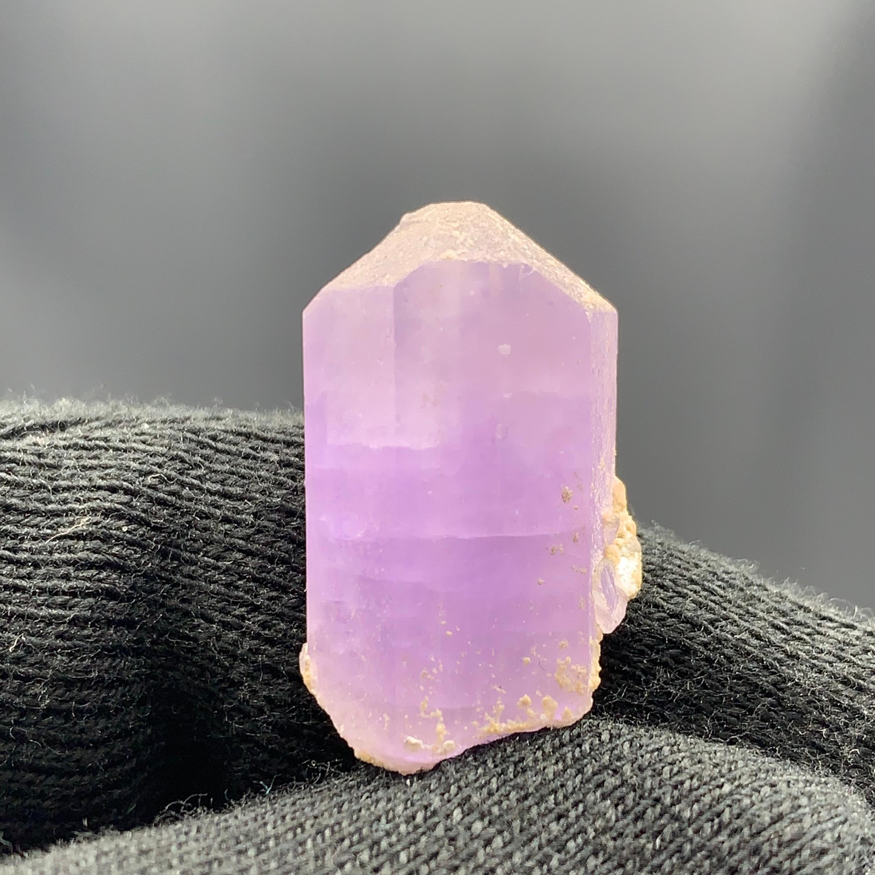 Bellissimo cristallo di fluorite proveniente dall'Afghanistan 
Peso: 33,40 Carati
Dimensioni: 2,6 x 1,6 x 1,1 cm 
Origine : Afghanistan 

La fluorite è la forma minerale del fluoruro di calcio, CaF₂. Appartiene ai minerali alogenuri. Cristallizza in
