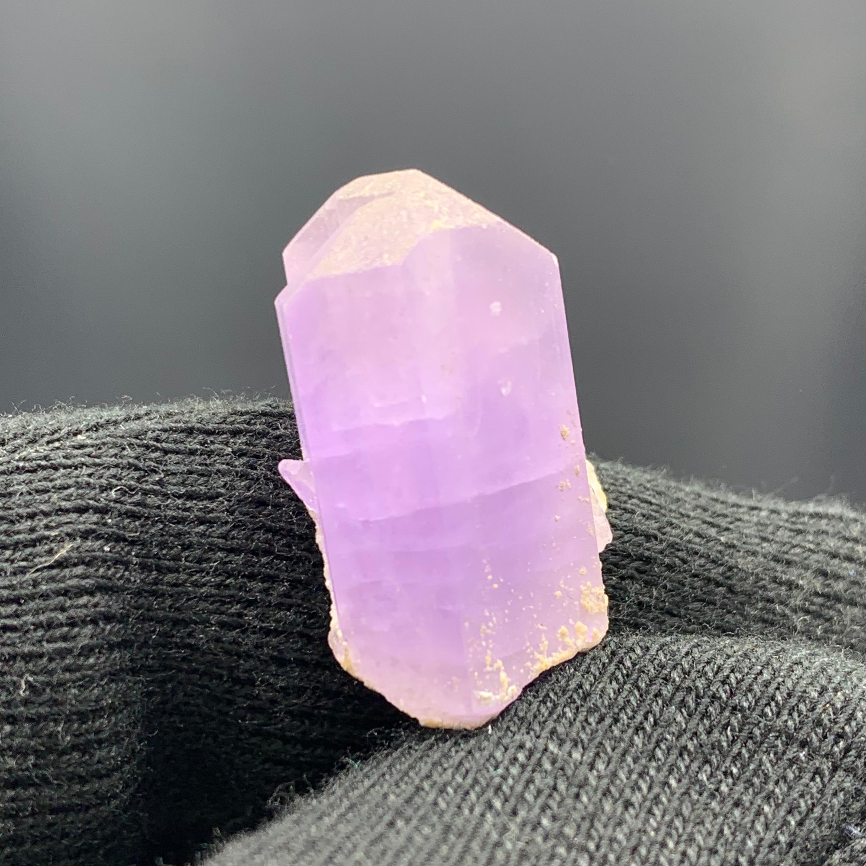 Afghano 33,40 grammi di delizioso cristallo di fluorite viola dall'Afghanistan in vendita