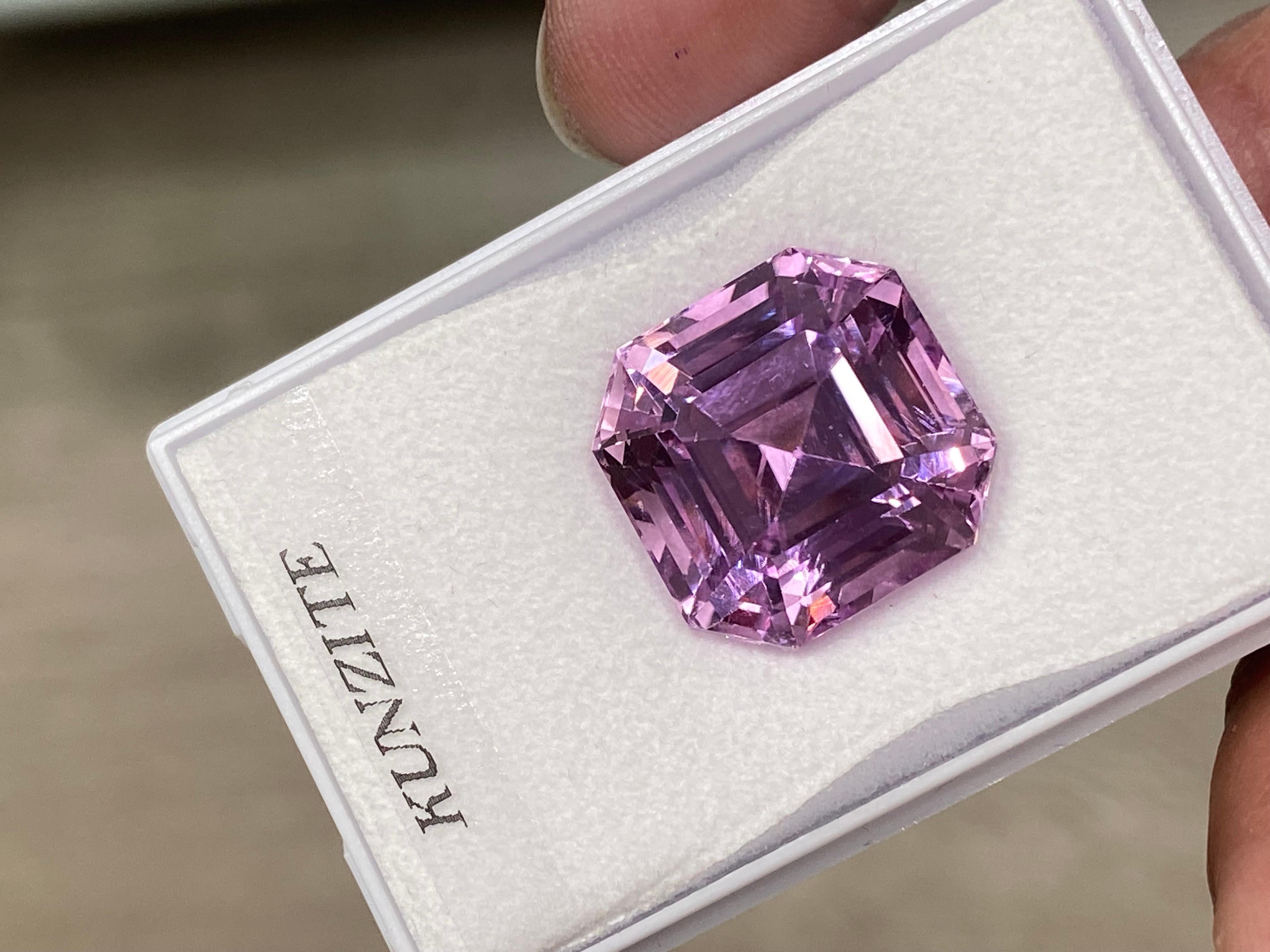 La Kunzite rose lavande de 33,49 carats, d'une richesse resplendissante, est mise en valeur dans une magnifique bague en or blanc et rose 18 carats. 

Ce bijou sensationnellement scintillant est serti de diamants blancs étincelants totalisant 0,47