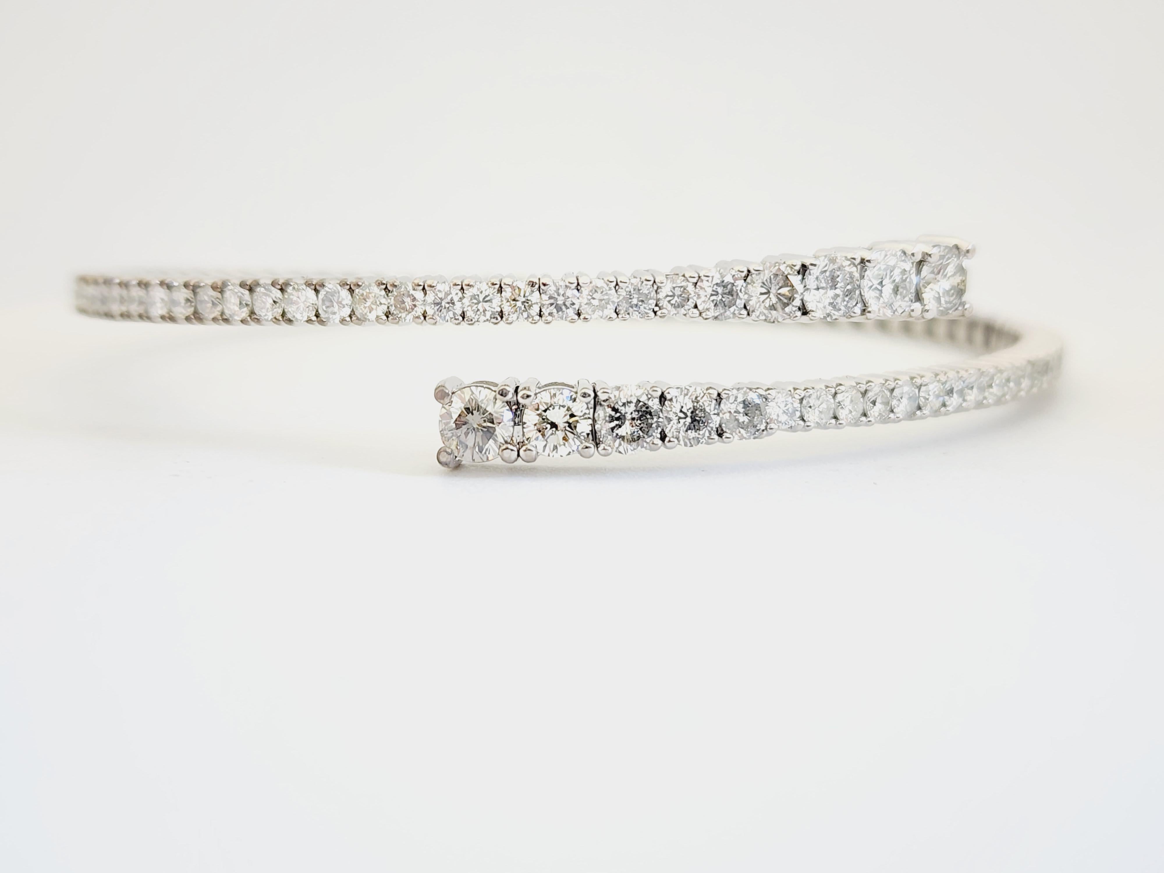 3.35 Carat Graduated Flexible Bangle White Gold 14 Karat In New Condition For Sale In Great Neck, NY