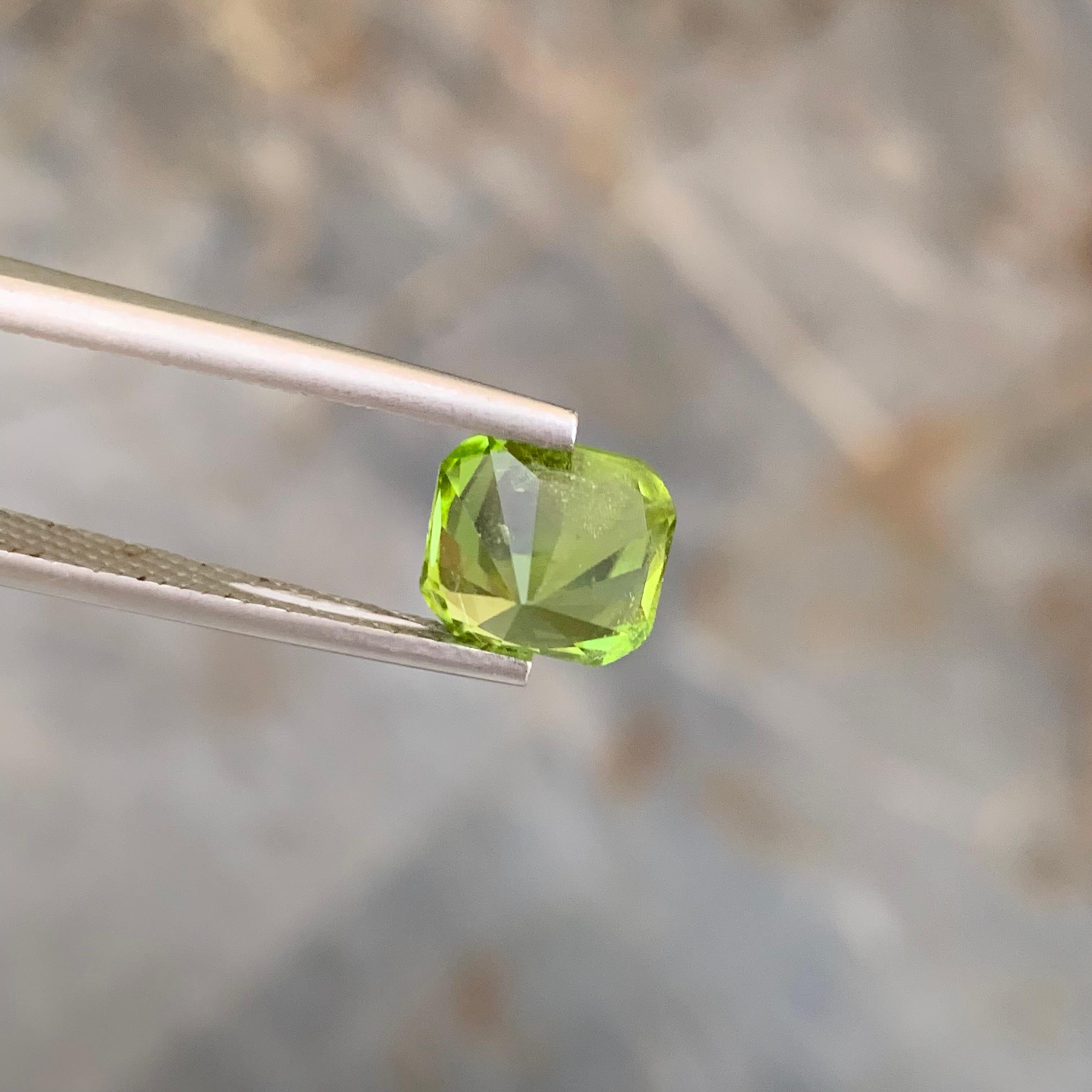 3.35 Carat Natural Loose Apple Green Peridot Square Shape Gem For Jewellery  For Sale 4