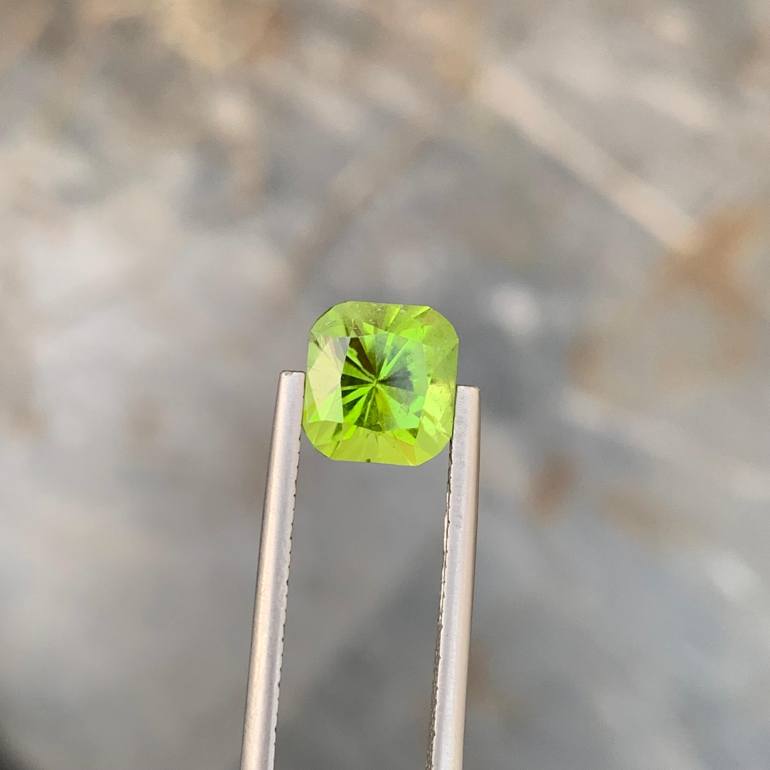Square Cut 3.35 Carat Natural Loose Apple Green Peridot Square Shape Gem For Jewellery  For Sale