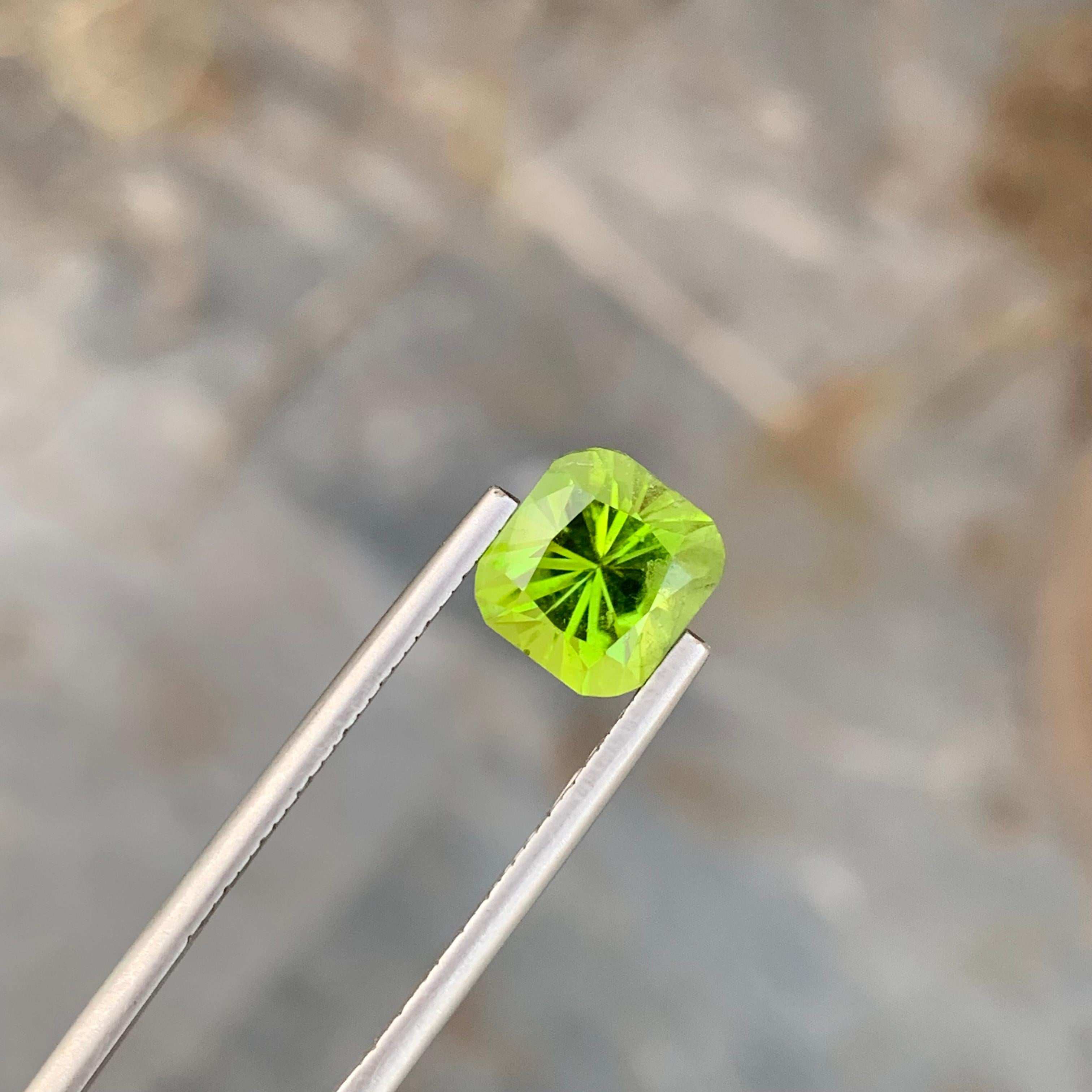 3.35 Karat natürlicher loser Apfelgrüner Peridot in quadratischer Form für Schmuck im Zustand „Neu“ im Angebot in Peshawar, PK