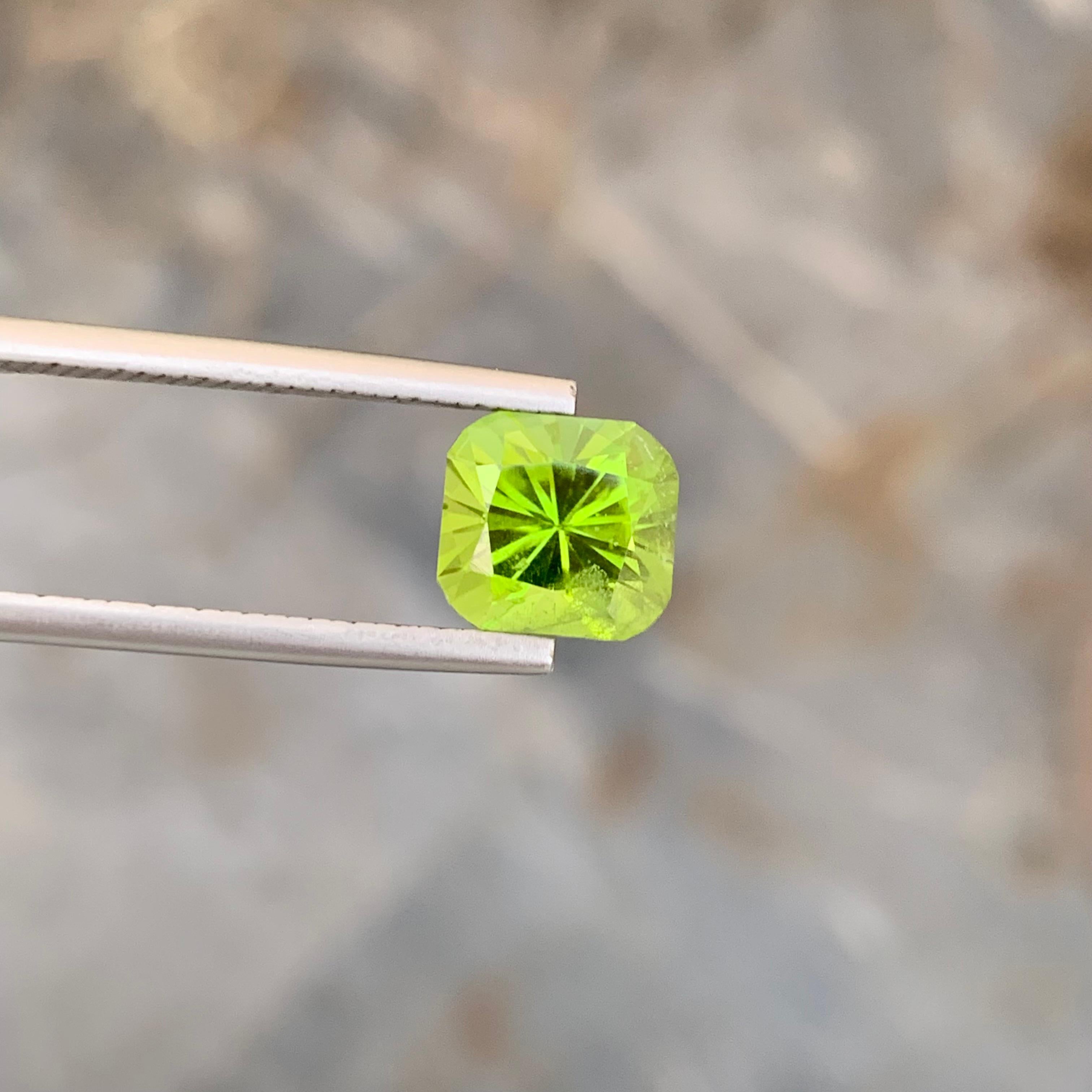 3.35 Karat natürlicher loser Apfelgrüner Peridot in quadratischer Form für Schmuck für Damen oder Herren im Angebot