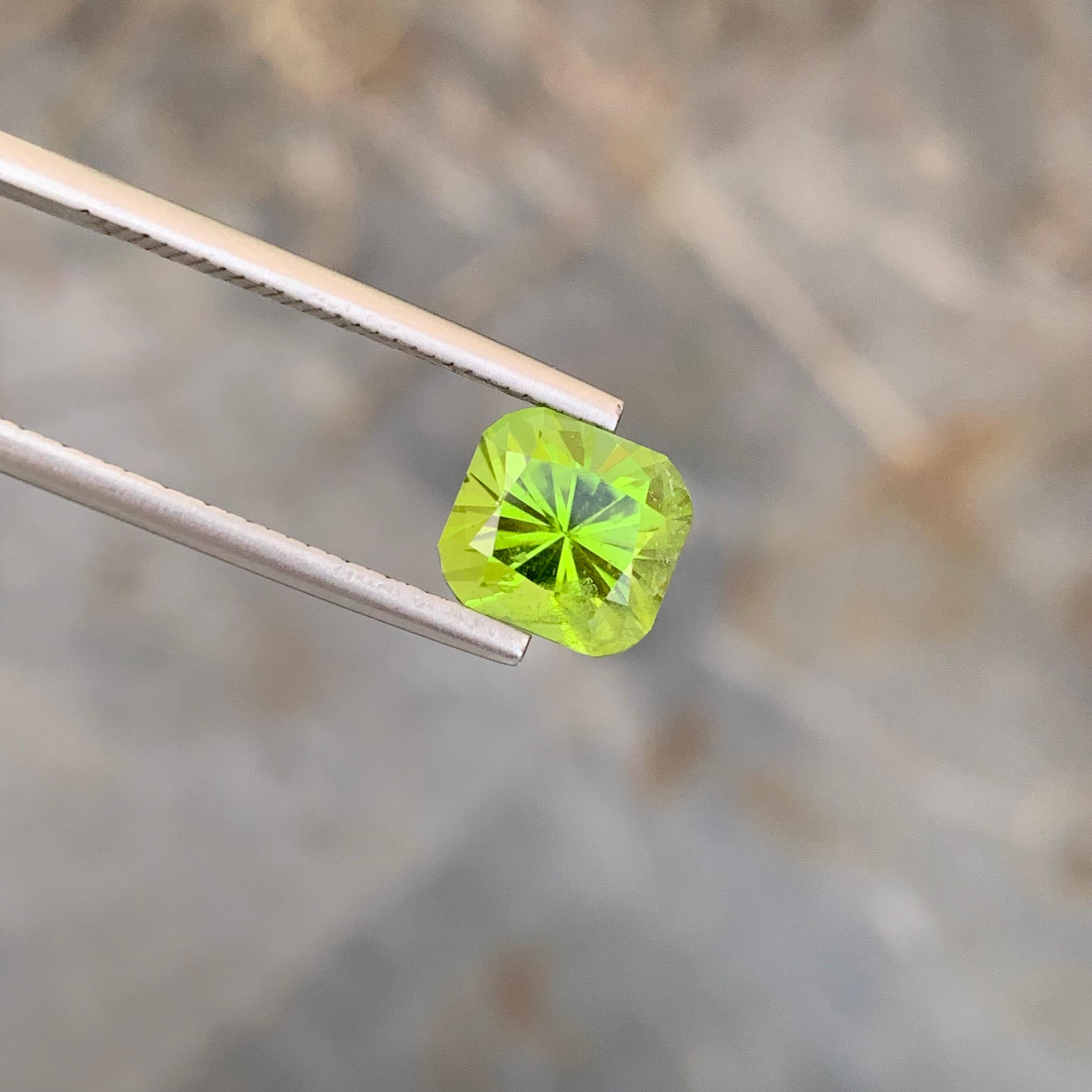 3.35 Carat Natural Loose Apple Green Peridot Square Shape Gem For Jewellery  For Sale 1