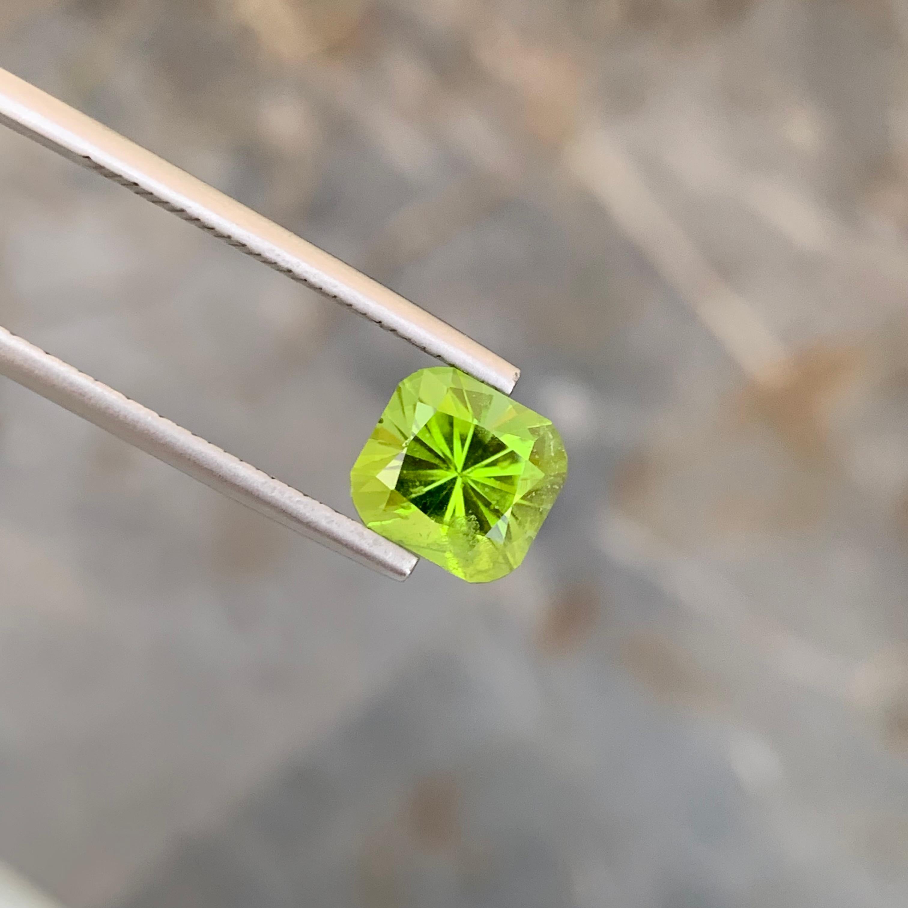 3.35 Karat natürlicher loser Apfelgrüner Peridot in quadratischer Form für Schmuck im Angebot 2
