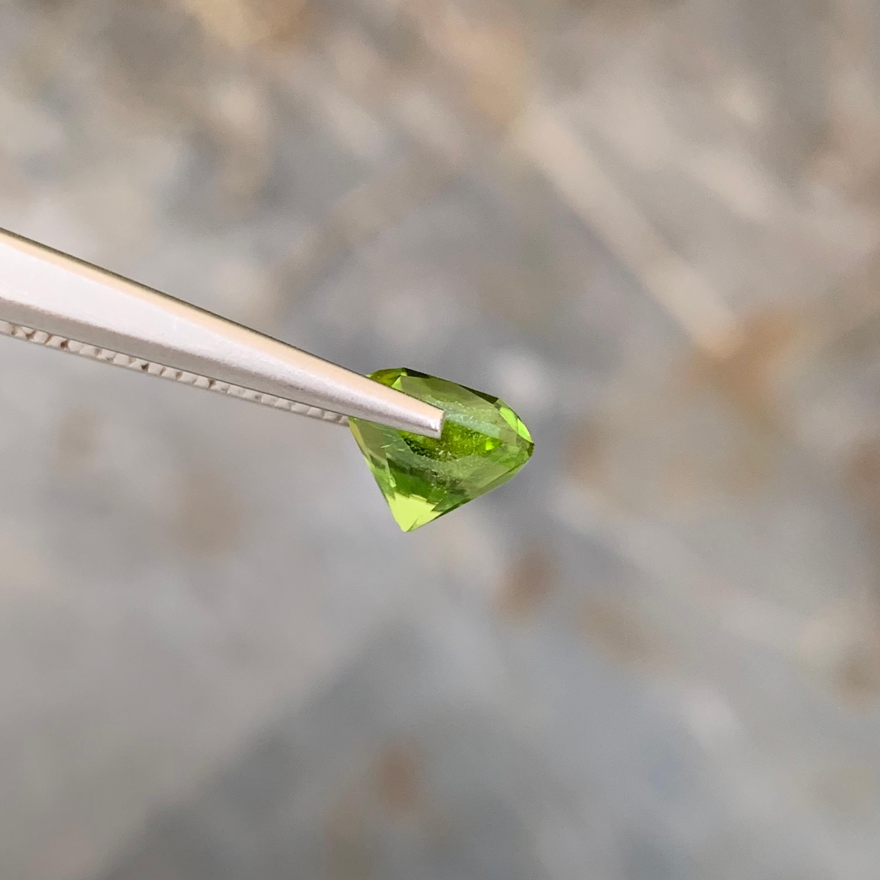 3.35 Karat natürlicher loser Apfelgrüner Peridot in quadratischer Form für Schmuck im Angebot 3