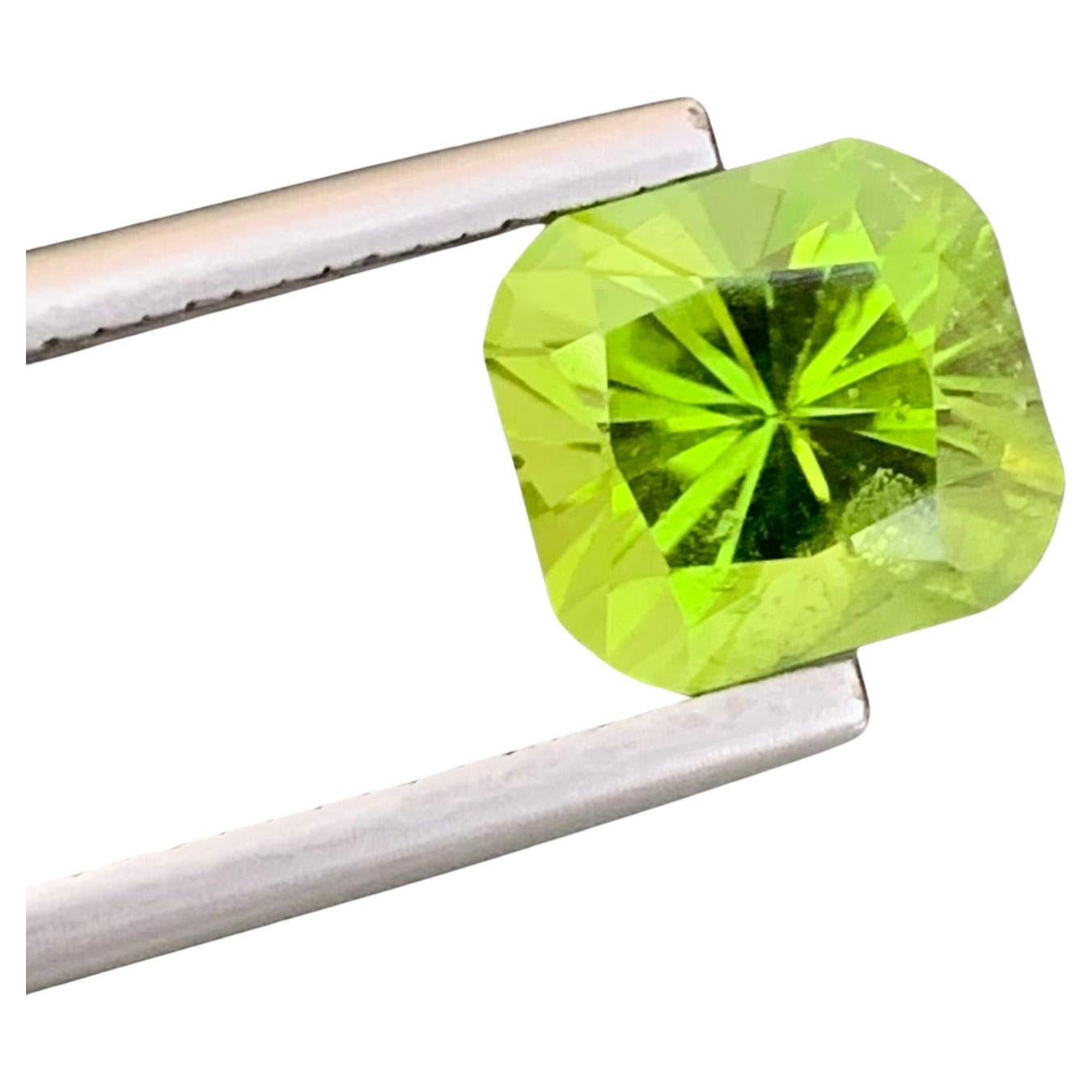 3.35 Carat Natural Loose Apple Green Peridot Square Shape Gem For Jewellery  For Sale
