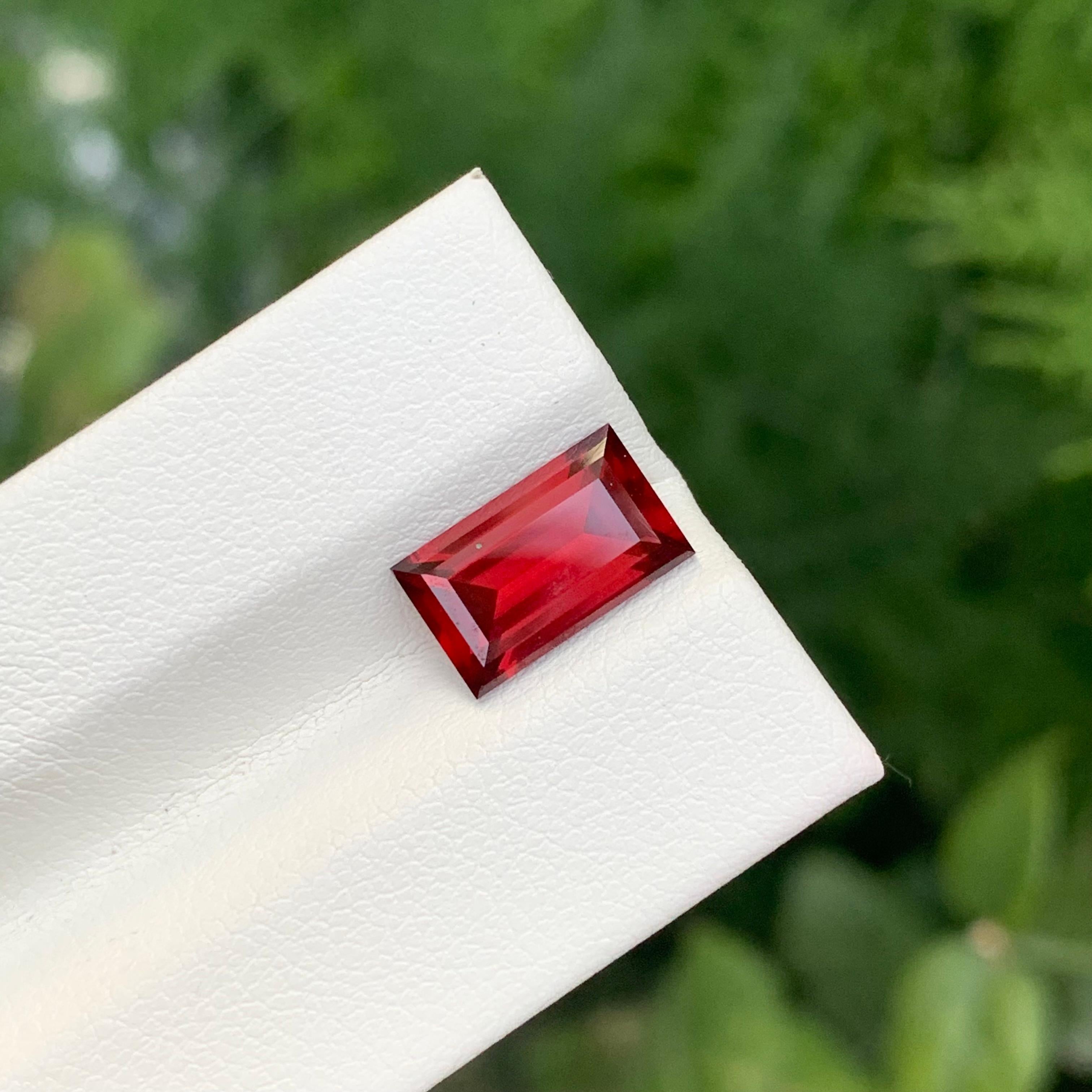 Loser Rhodolith-Granat

Gewicht: 3,35 Karat
Abmessung: 10.6 x 6.4 x 4.5 Mm
Farbe: Rot
Herkunft: Afrika
Behandlung: Nicht
Form : Baguette 

Der Rhodolith-Granat, ein Edelstein, der für seine bezaubernden rötlich-violetten Farbtöne bekannt ist, nimmt