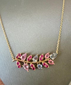 Collana con zaffiro rosa-blu naturale da 3,35 carati a forma di ramo e catena in oro giallo 14 carati