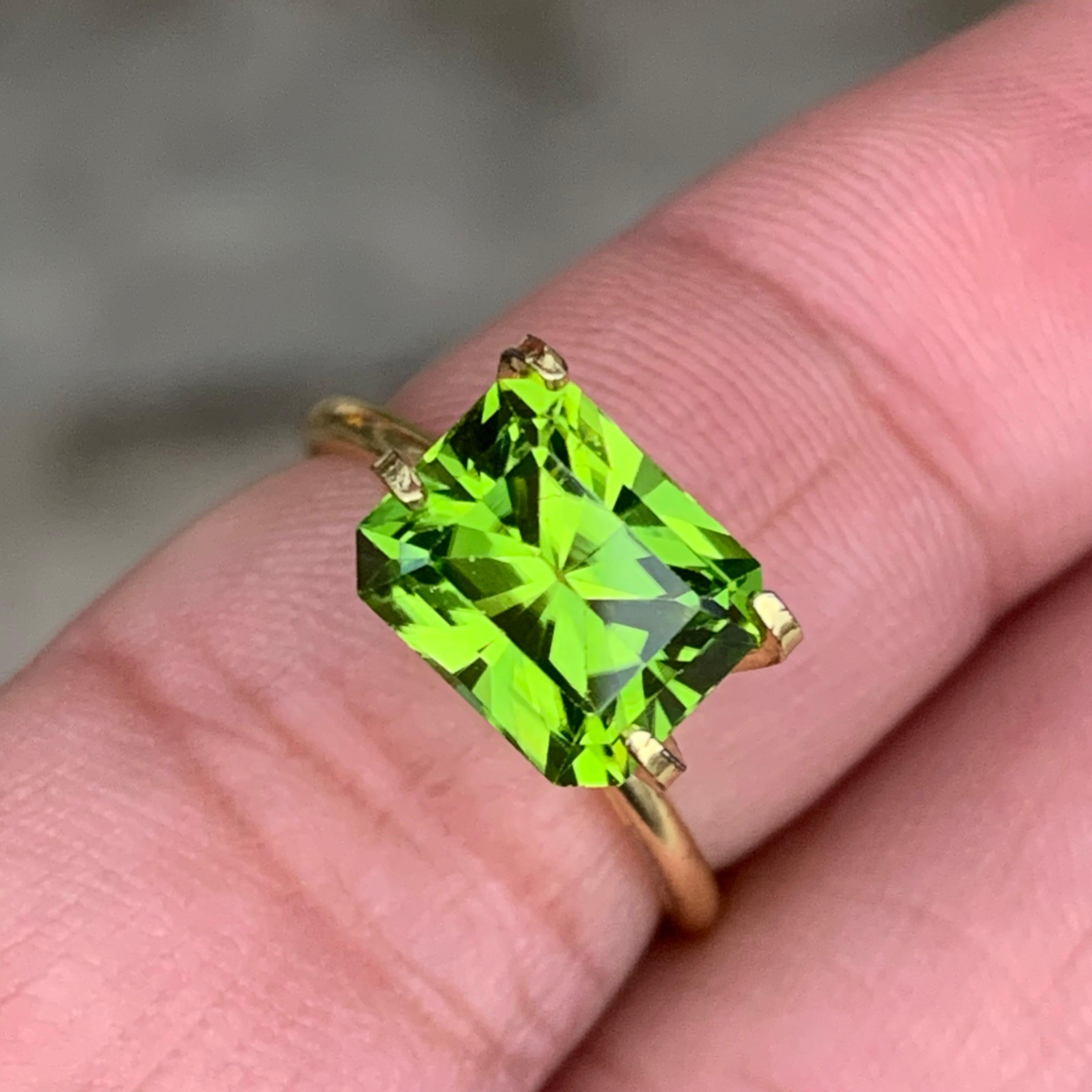 3.35 Carat Precision Cut Emerald Shape Loose Green Peridot Gemstone for Sell For Sale 3