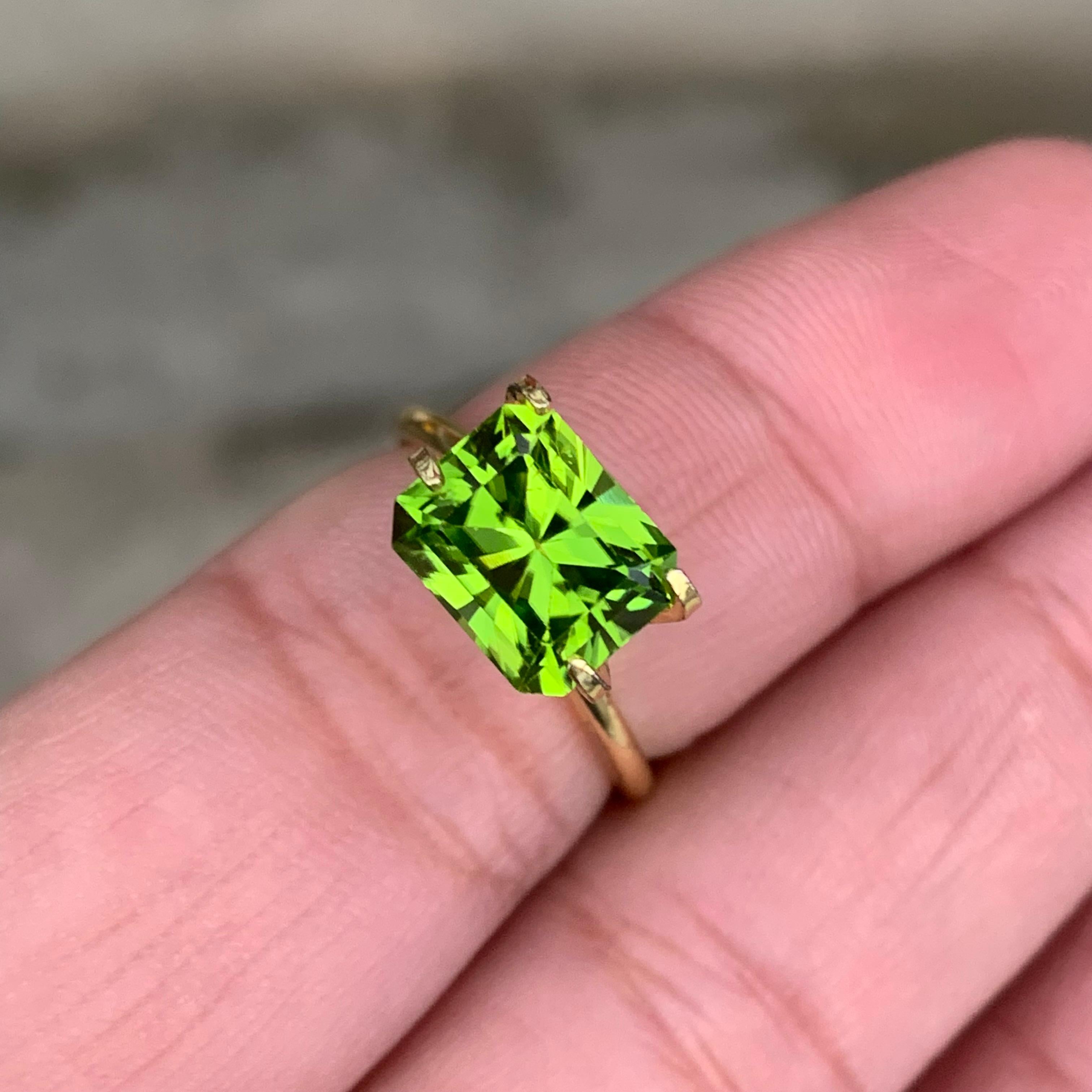 3.35 Carat Precision Cut Emerald Shape Loose Green Peridot Gemstone for Sell For Sale 5