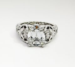 Anello di fidanzamento in stile Art Nouveau con diamanti taglio brillante a cuscino, peso totale 3,35 carati