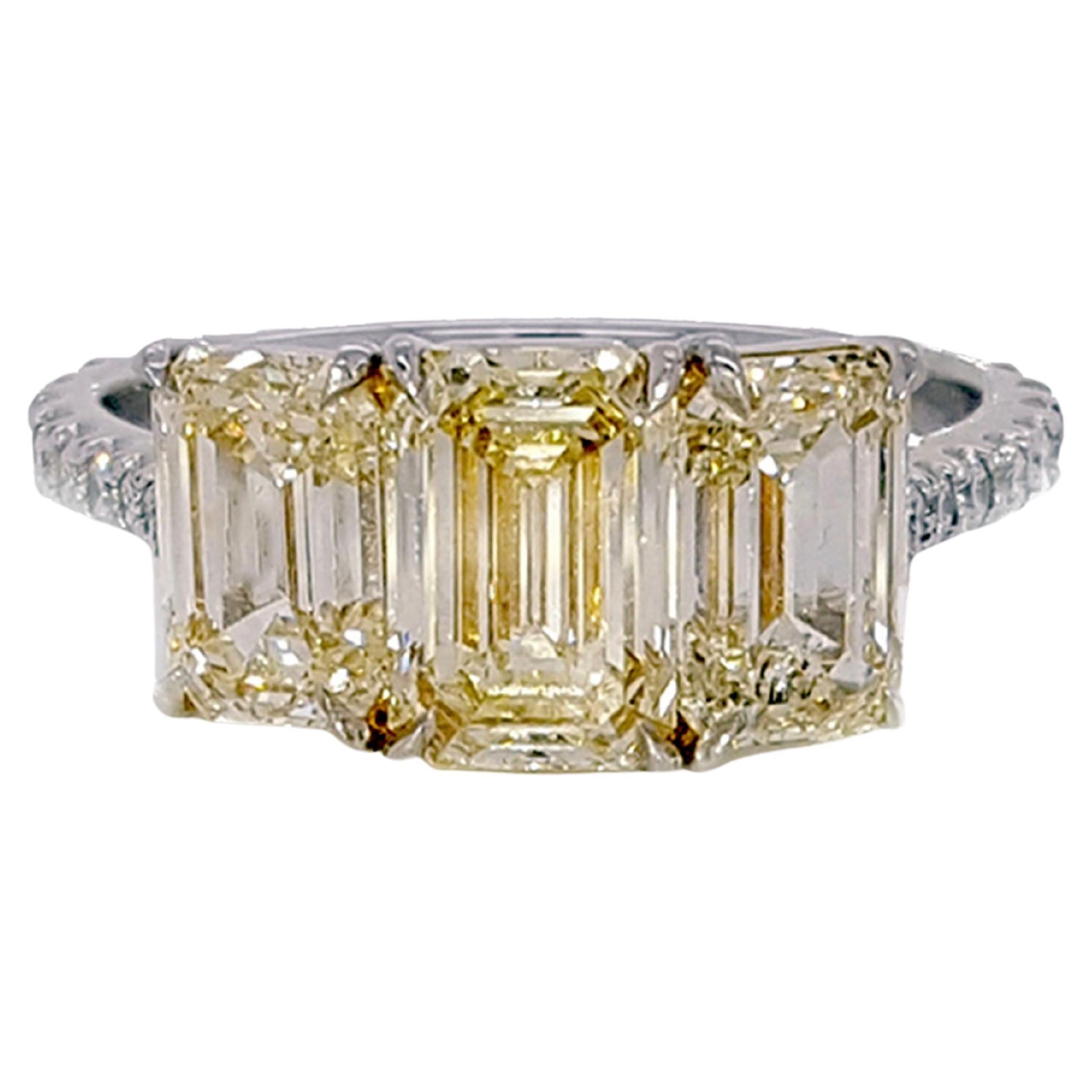 Bague de fiançailles à trois pierres, en platine, diamant jaune de 3(35) carats, taille émeraude.