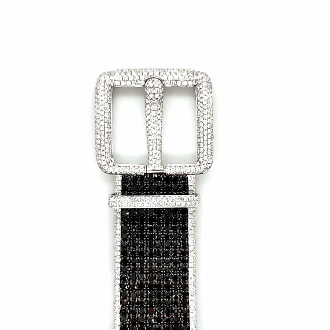 588 schwarze runde Diamanten: 24,85 Karat
1038 Weiße runde Diamanten: 8,65 Karat
Metall: 18K Weißgold, 101,30 Gramm
