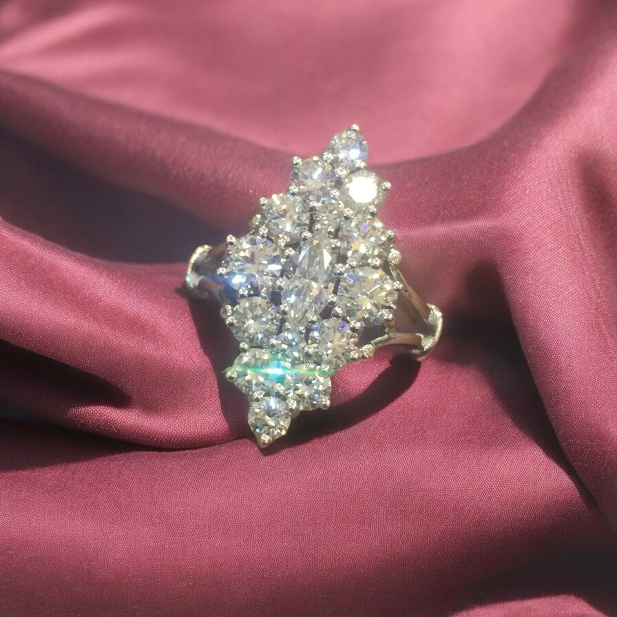 Feiern Sie Ihre Liebe mit diesem atemberaubenden Solitärring aus 18 Karat Weißgold mit insgesamt 3,35 Karat natürlichen Diamanten in Marquis- und Rundform. Der Hauptdiamant ist ein schillernder F/VS1-Diamant, der von kleineren Diamanten auf dem Band