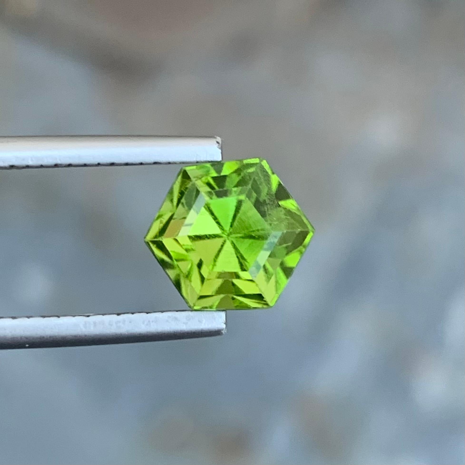 Arts and Crafts Bague en péridot vert hexagonal non serti de 3,35 carats provenant d'une mine de la vallée du Supat en vente