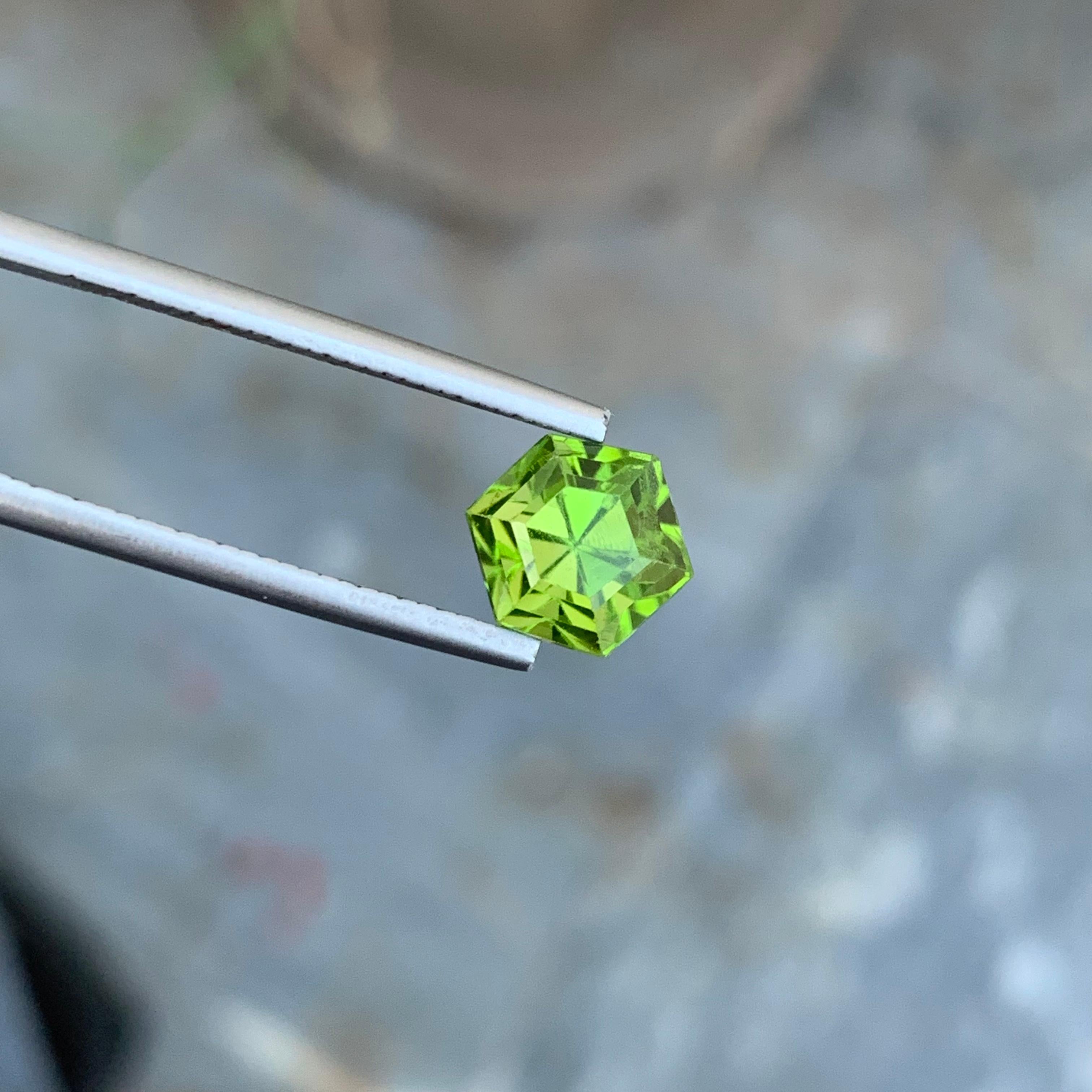 3,35 Karat Lose Hexagon Grüner Peridot Ring Edelstein aus Supat Valley Mine (Hexagonschliff) im Angebot