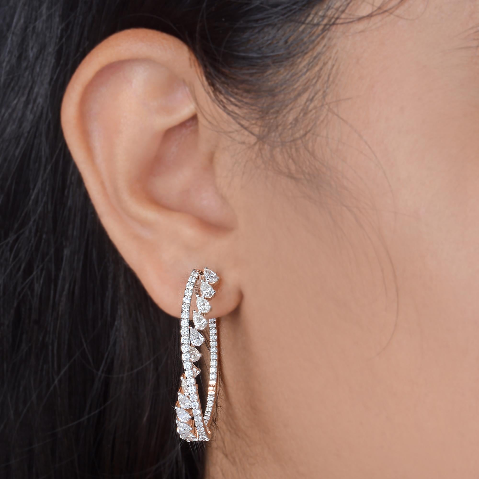 Estos pendientes de aro de oro rosa de 18 quilates con diamantes redondos pera de 3,35 qt de claridad SI y color HI presentan una doble fila de diamantes superpuestos que forman un aro entrecruzado. Una fila está formada por diamantes de talla