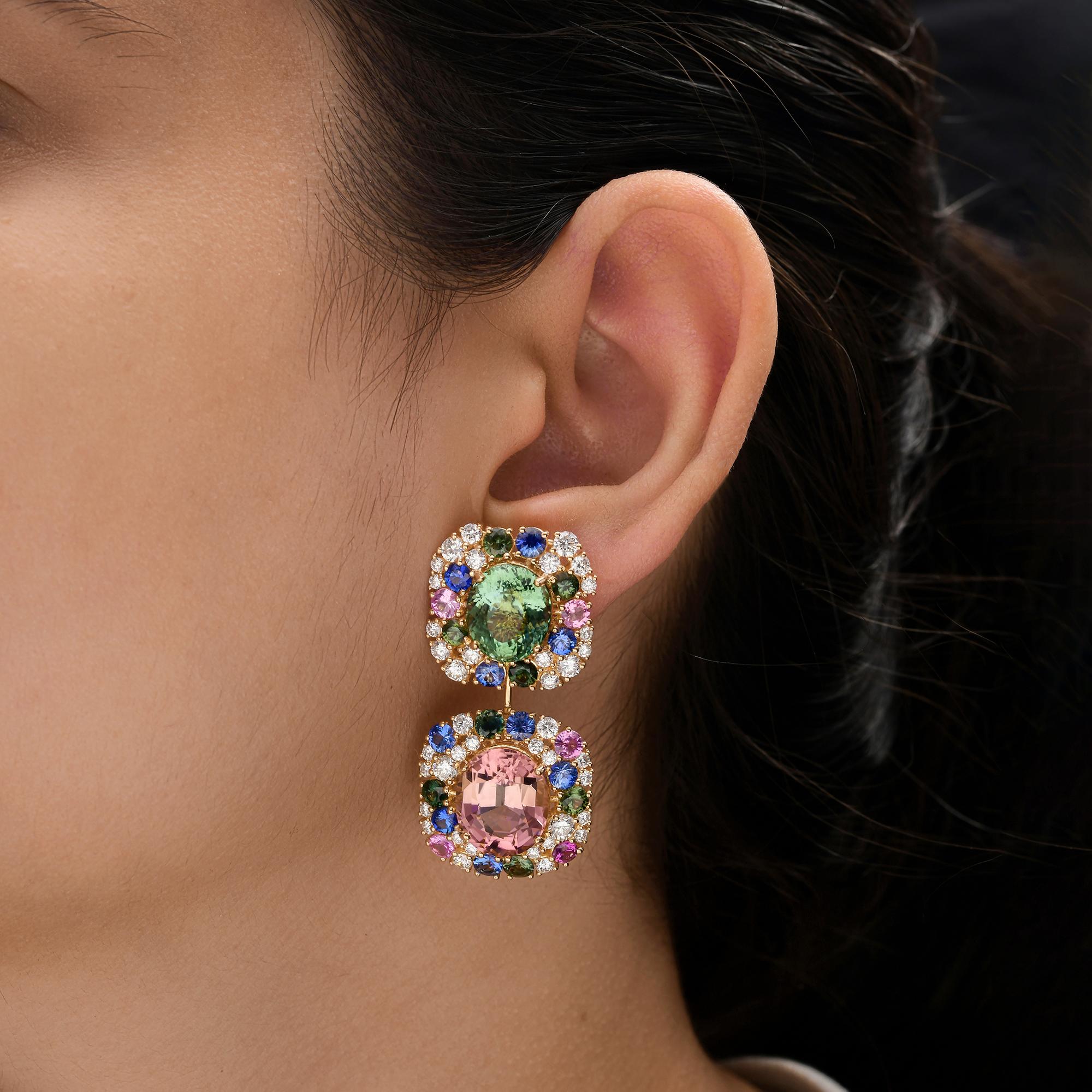33,52 Karat Multi-Turmalin SI/HI 3,83 Karat Diamanten Ohrringe 18k Gelbgold Diese luxuriösen Ohrringe zeichnen sich durch eine auffällige Kombination von farbenprächtigen Edelsteinen aus, darunter Multi-Turmalin und Diamanten. Diese Ohrringe
