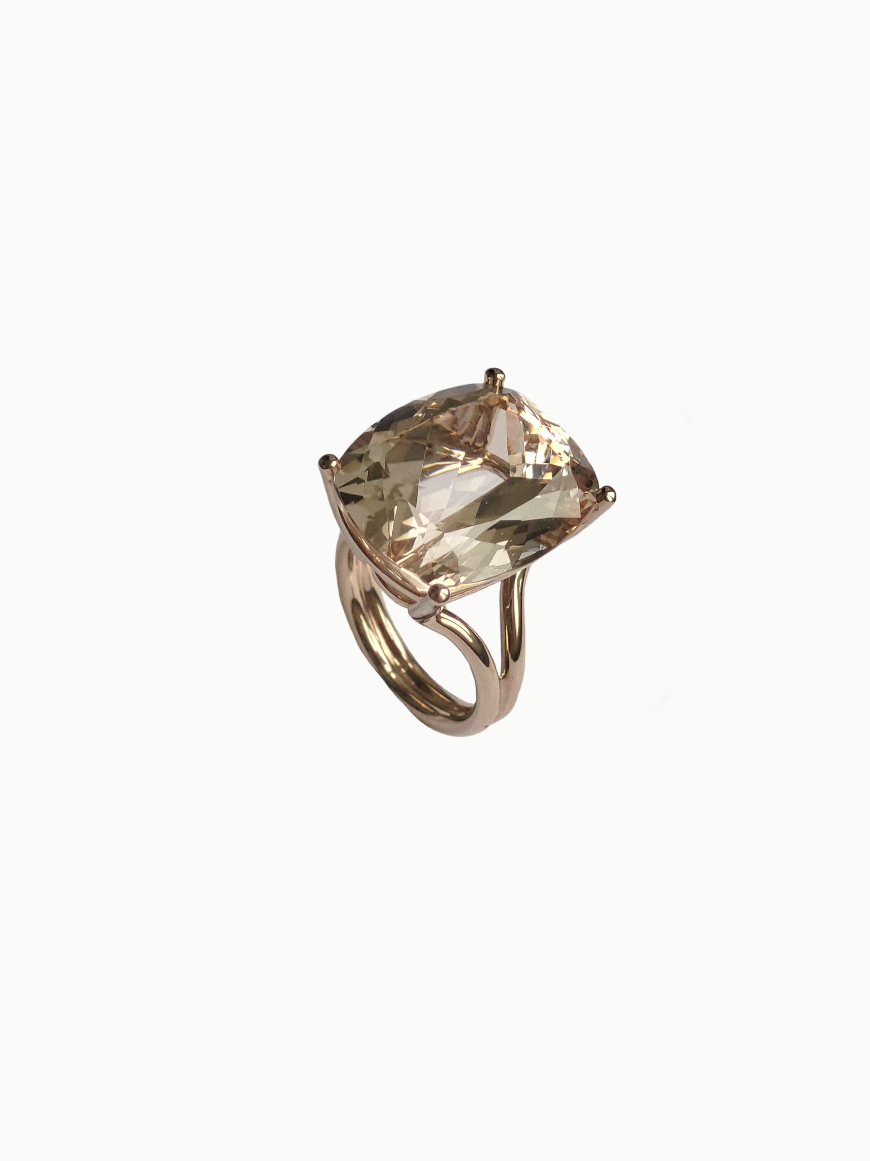 Delicate Ring made of 750/0 Gold and a stunning precious topaz of 33,57 carats / 20,5 x 17,5 mm - 8.07 x 6.89 inches.
Ring Size: European 53 / USA 6,5
This beautiful handcrafted ring with its most beautiful champagne colored precious topaz will