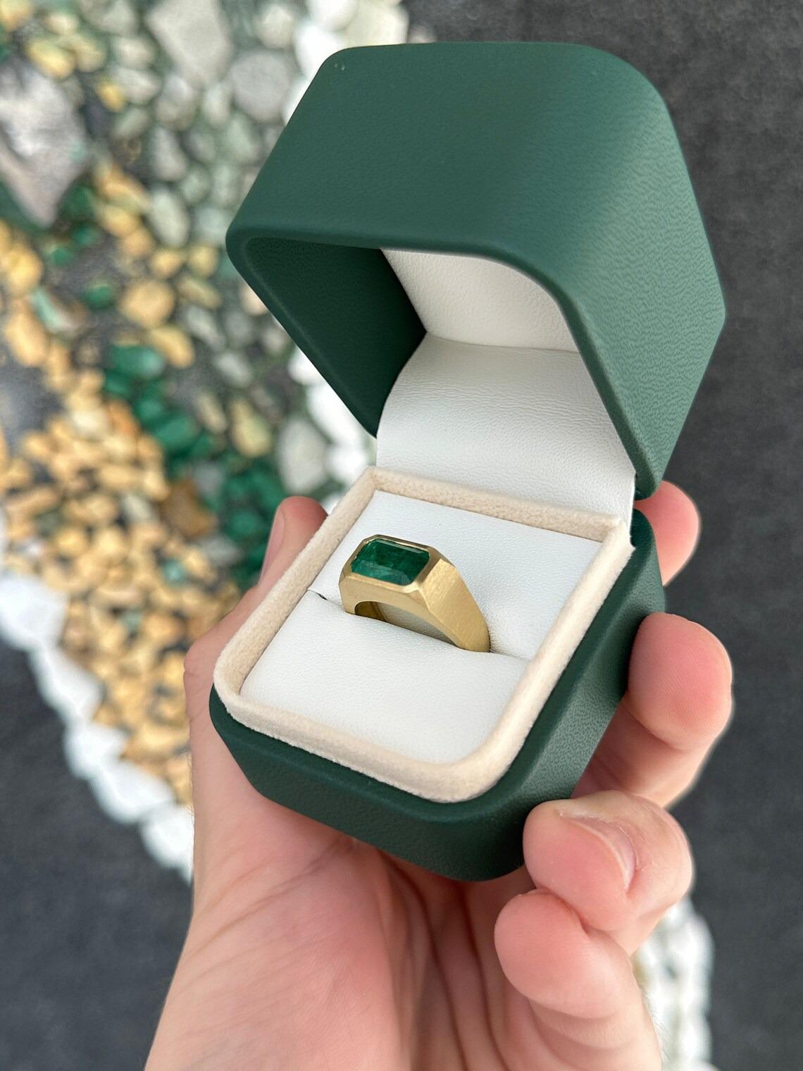3,35 Karat 18K feiner Qualität Smaragdschliff Smaragd Ost-West-Lünette Satin Goldausführung im Angebot 1