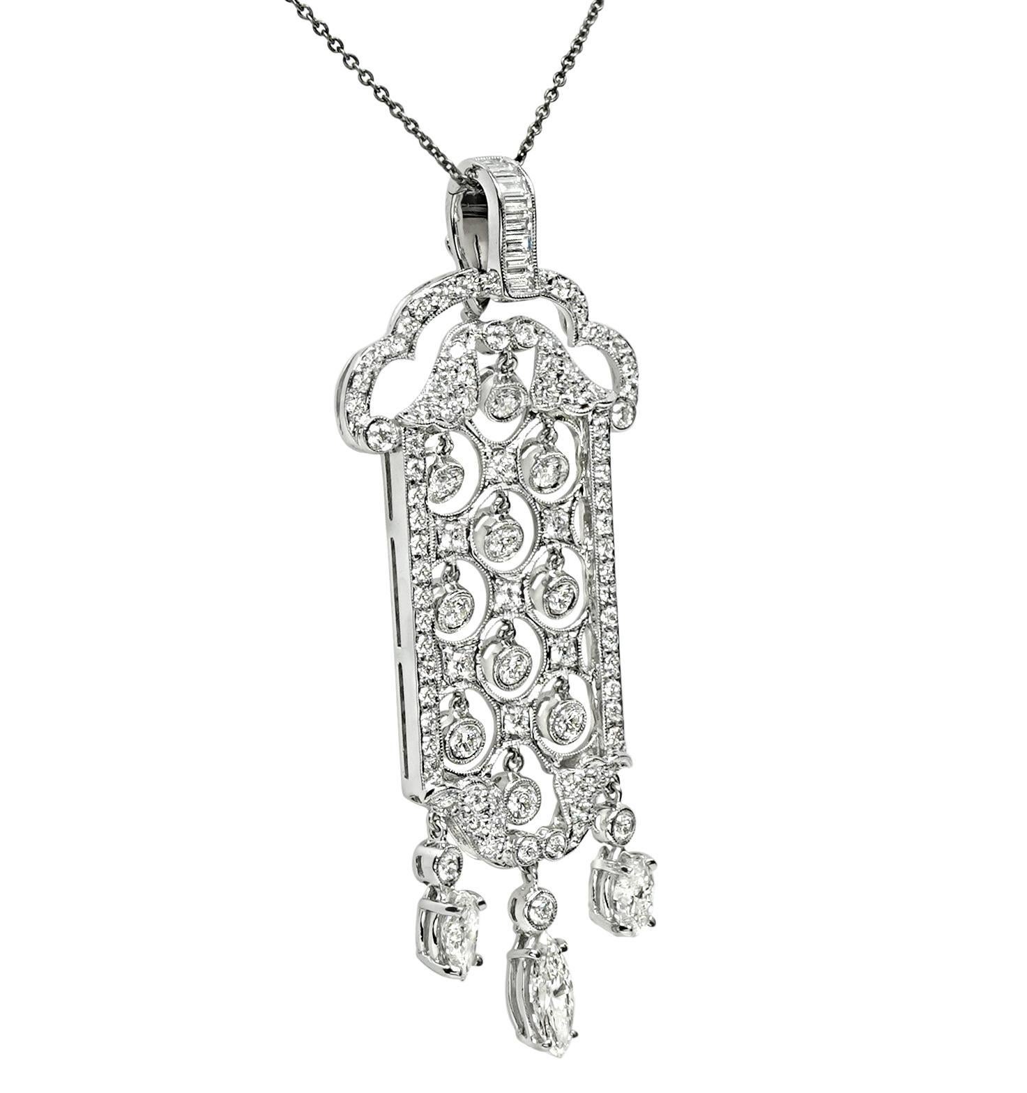 Voici un magnifique pendentif en or blanc 18 carats. Le pendentif est serti de diamants marquises, baguettes et ronds étincelants pesant environ 3,35 carats. La couleur de ces diamants est G-H et leur pureté VS. Le pendentif mesure 71 mm sur 28 mm