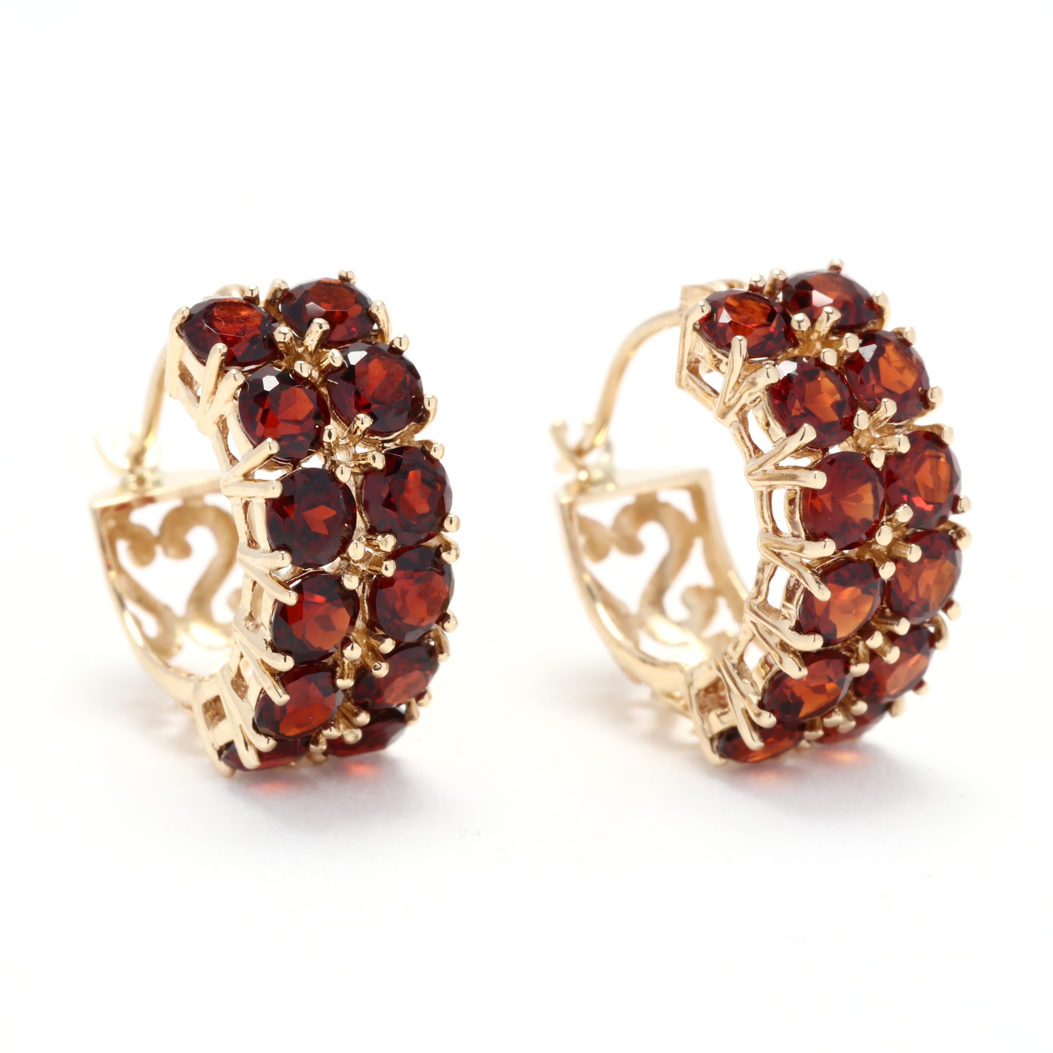 Diese atemberaubenden doppelreihigen Granat-Ohrringe sind das perfekte Accessoire für jeden Anlass. Diese Ohrringe sind aus 14-karätigem Gelbgold gefertigt und haben ein Gesamtkaratgewicht von 3,35 ct schöner Granate. Mit einer Länge von 1/2 Zoll