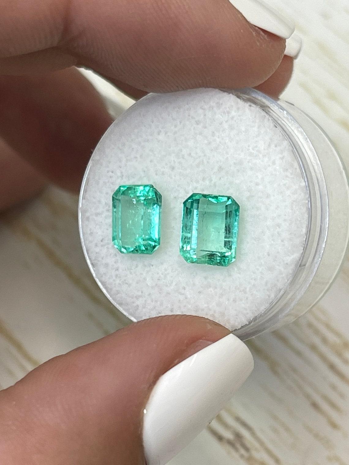 Pierre : Émeraude
Poids total : 3.35-tcw
Forme : Coupe émeraude
Clarté : Transparent
Lustre : Très bon
Couleur : Vert moyen clair
Dimensions : 7,65 mm x 6,18 mm x 4,57 mm // 7,71 mm x 5,98 mm x 4,37 mm
Origine géographique : Colombie
Traitement :