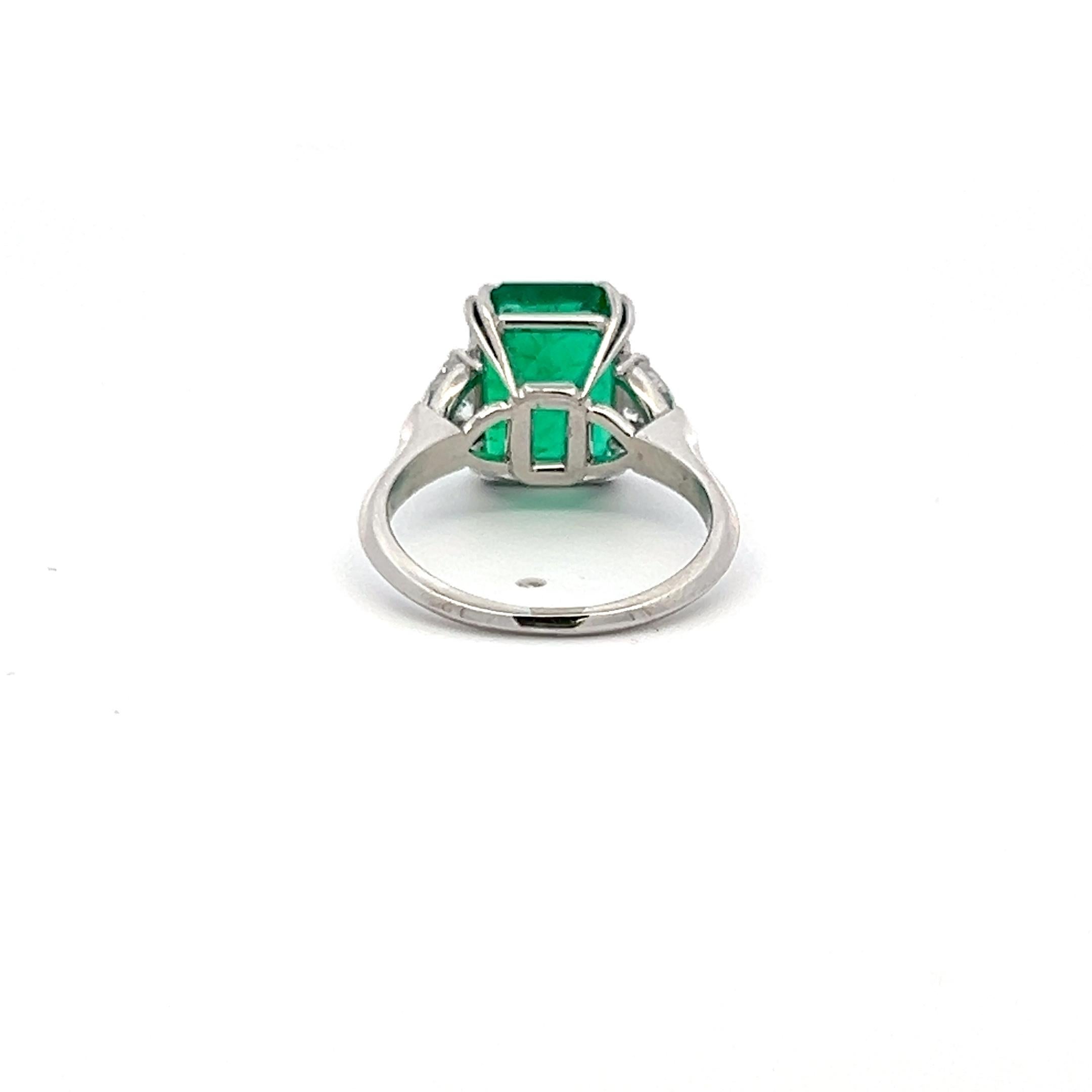 Platin-Verlobungsring mit 3,36 Karat Smaragd und 0,60 Karat dreieckigem Diamant in Form eines Dreieckigen Diamanten (Achteckschliff) im Angebot